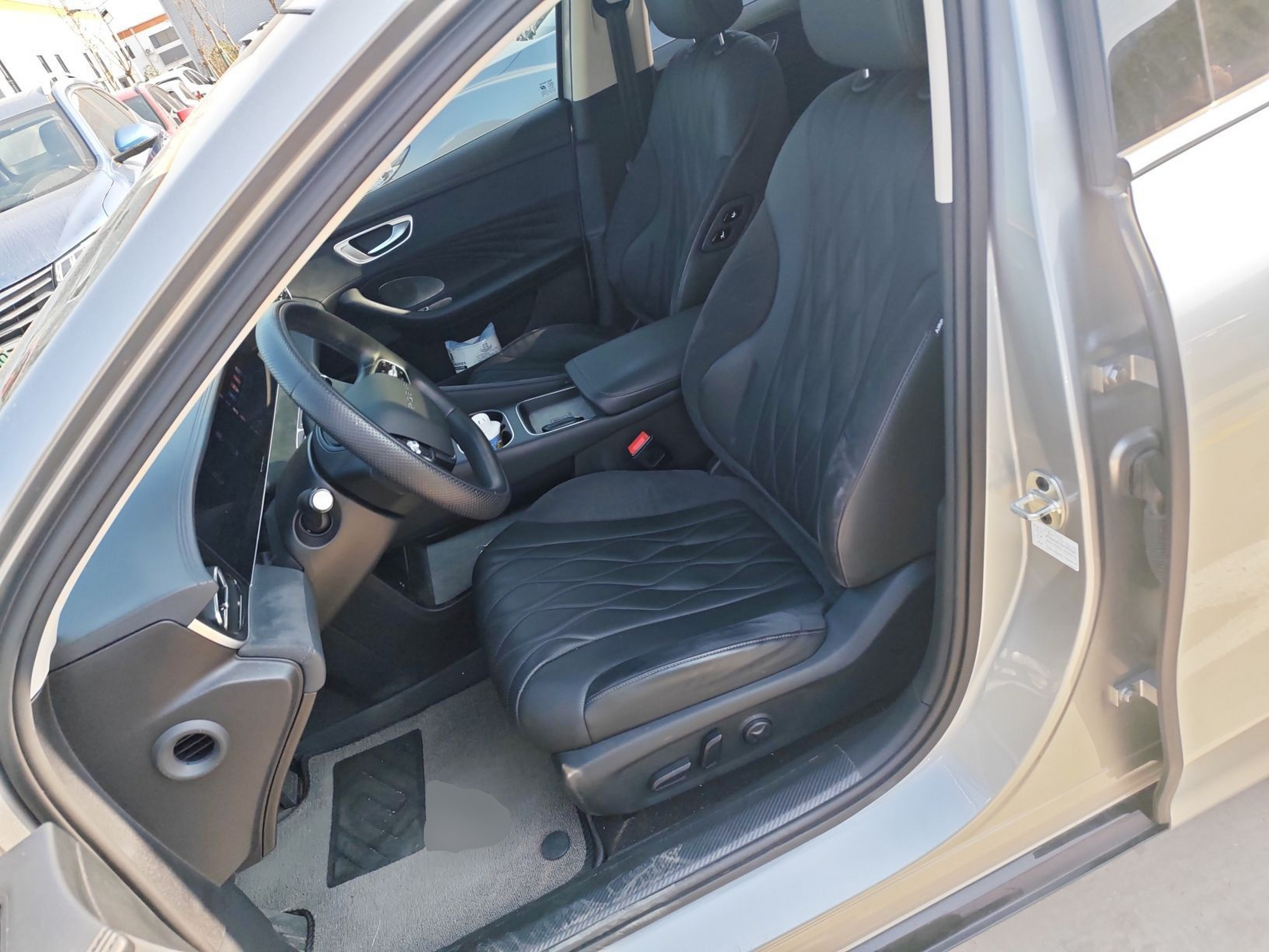 Переднее сиденье в автомобиле