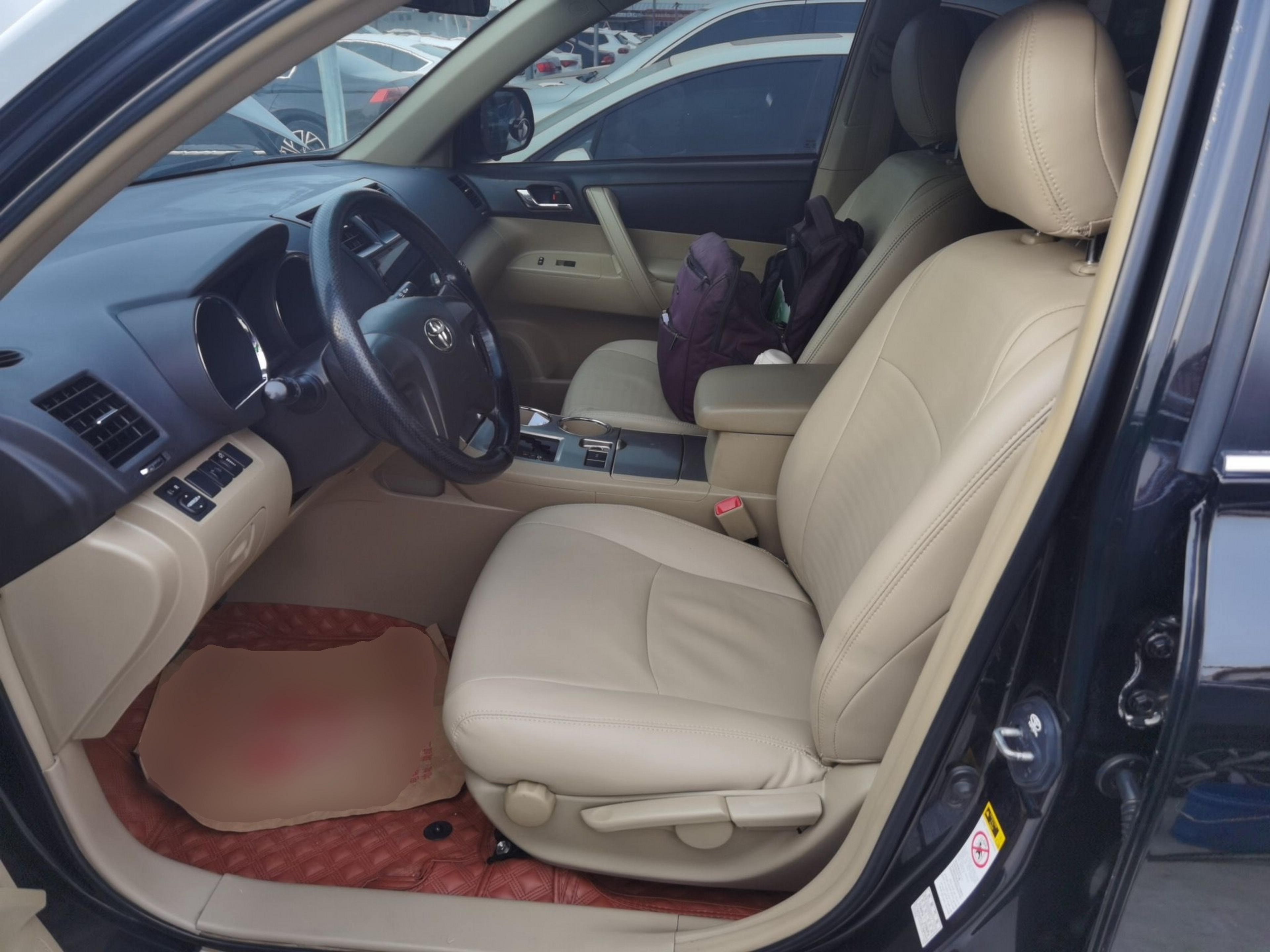 المقاعد الأمامية داخل السيارة