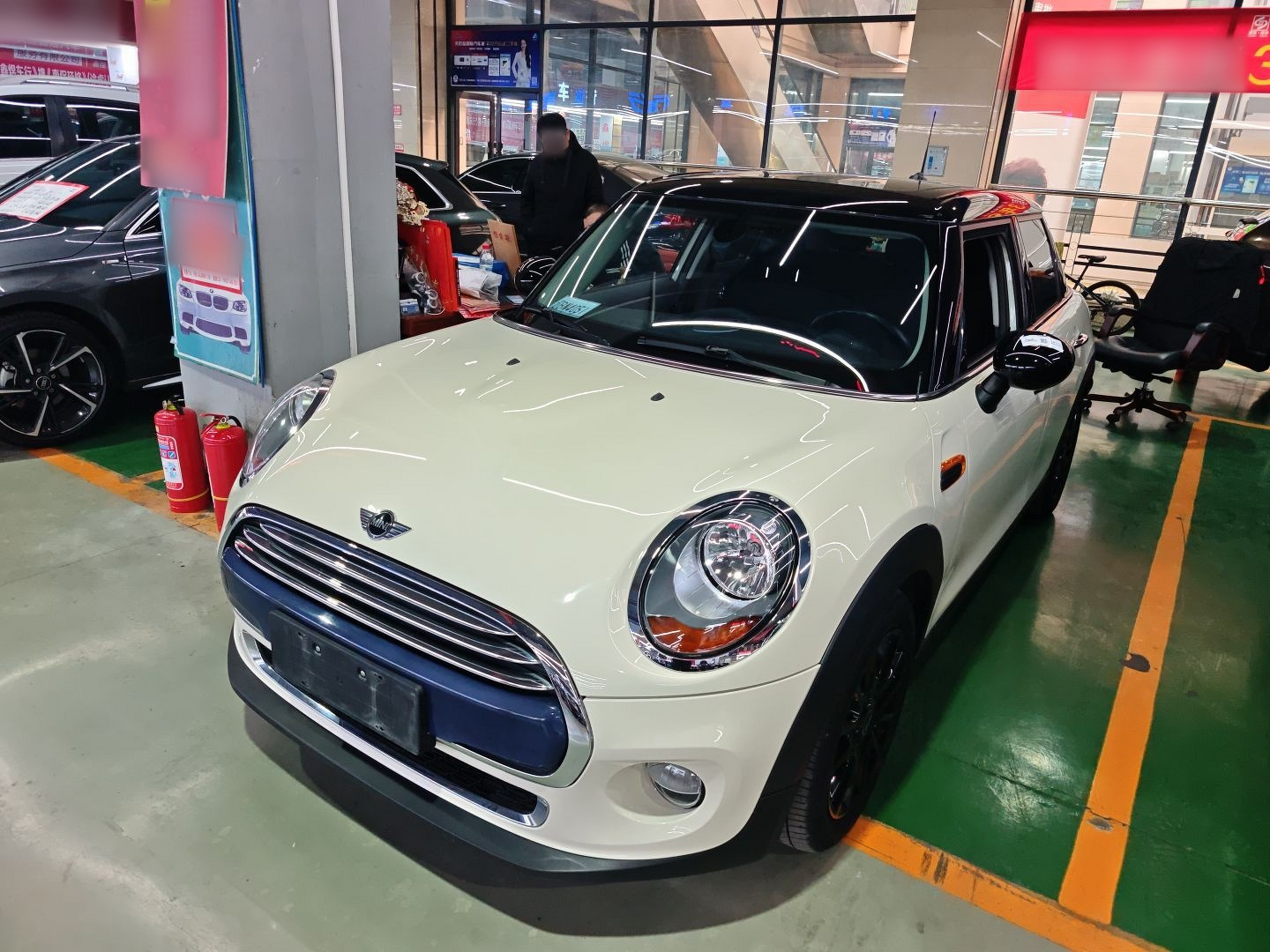 تحت مقدمة السيارة