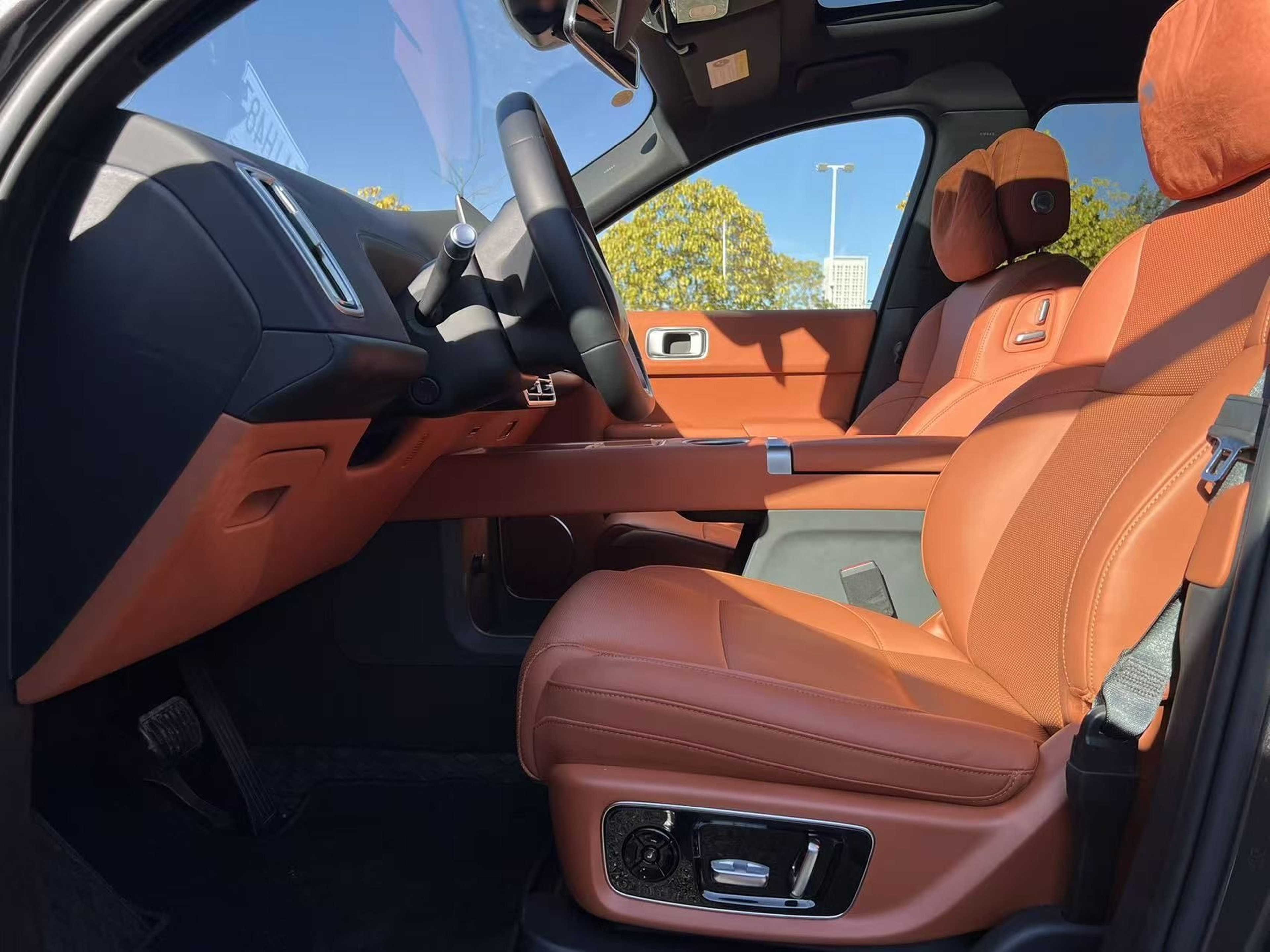 المقاعد الأمامية داخل السيارة