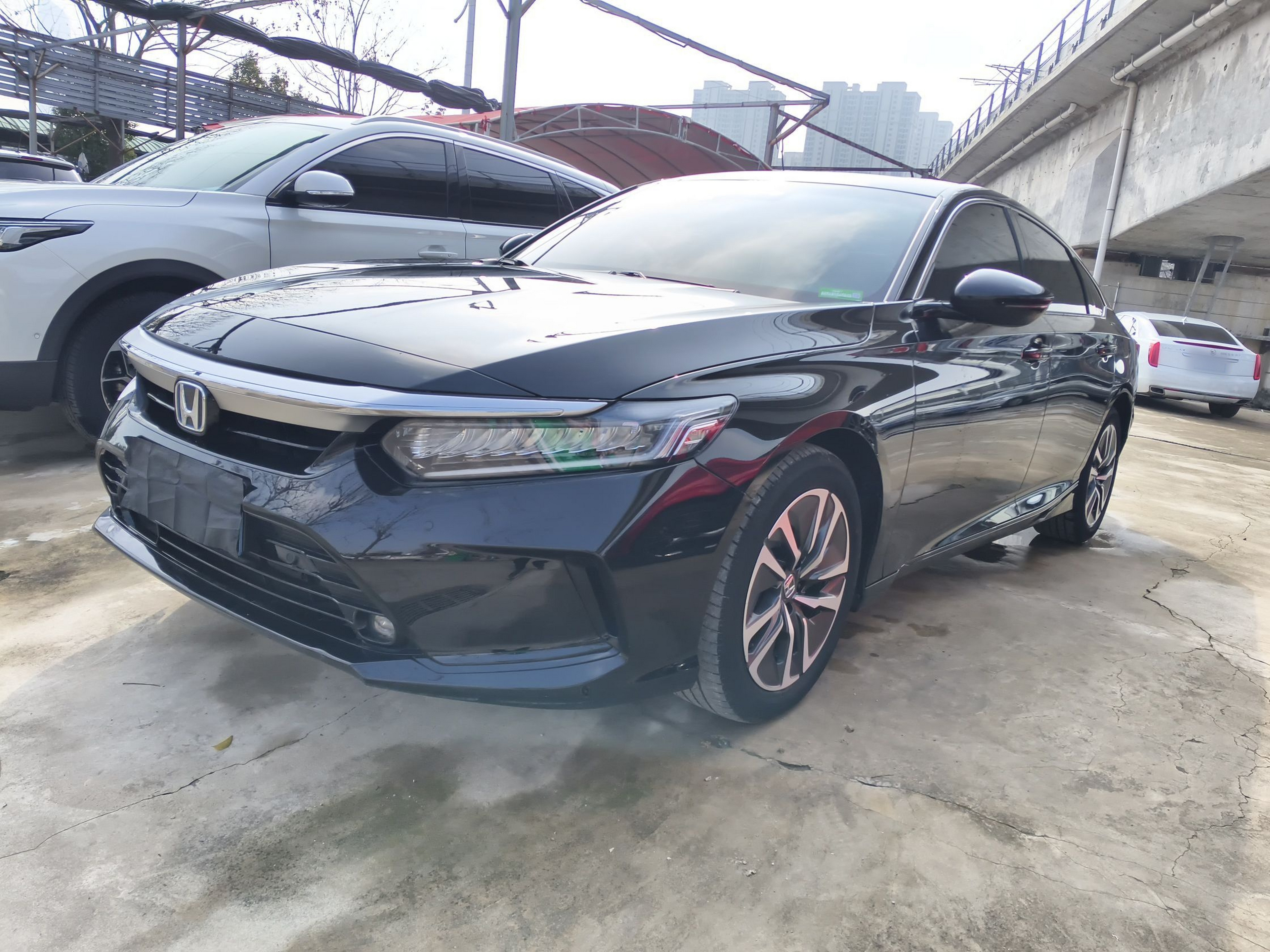 تحت مقدمة السيارة