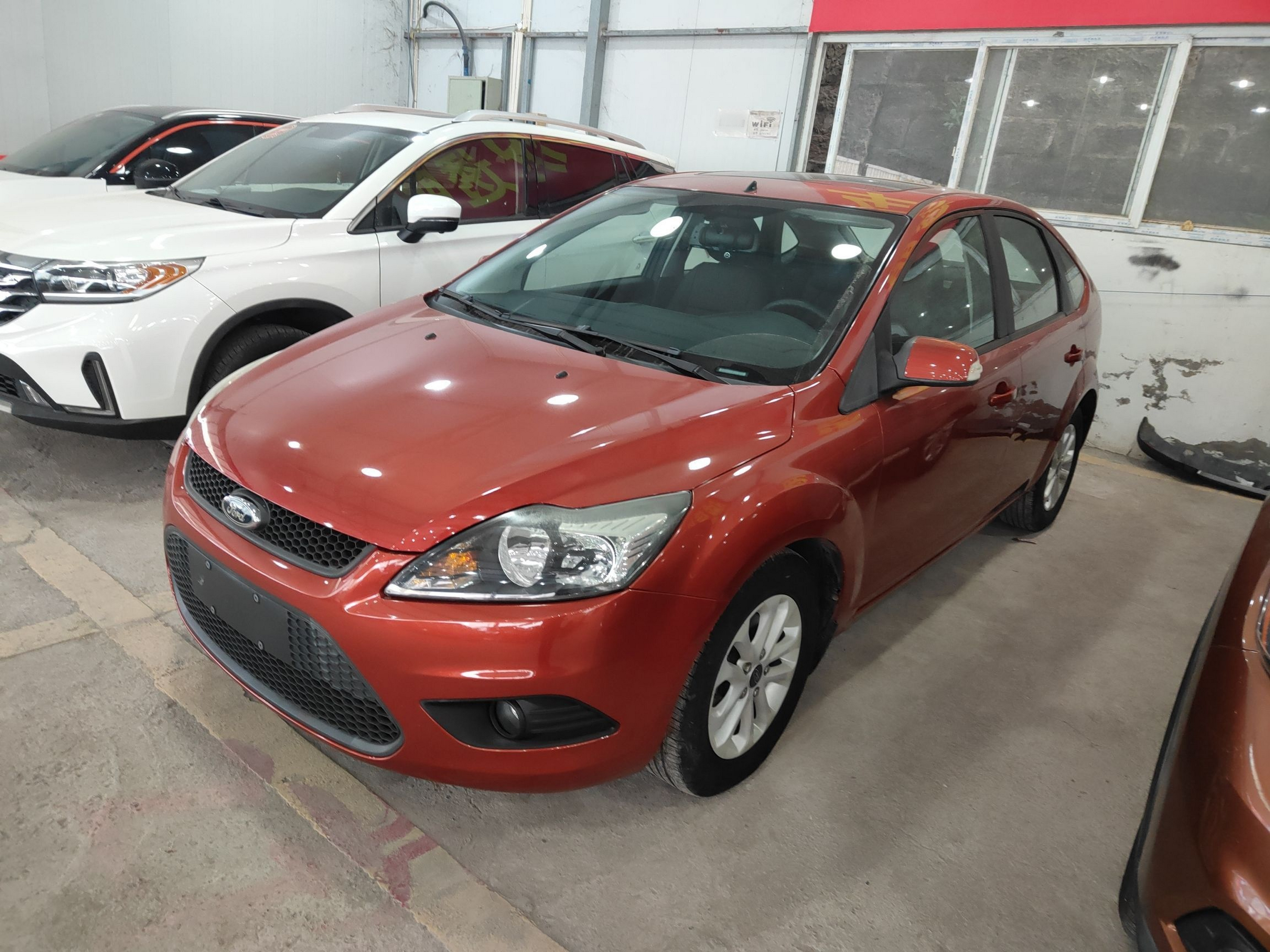 Под передней частью автомобиля