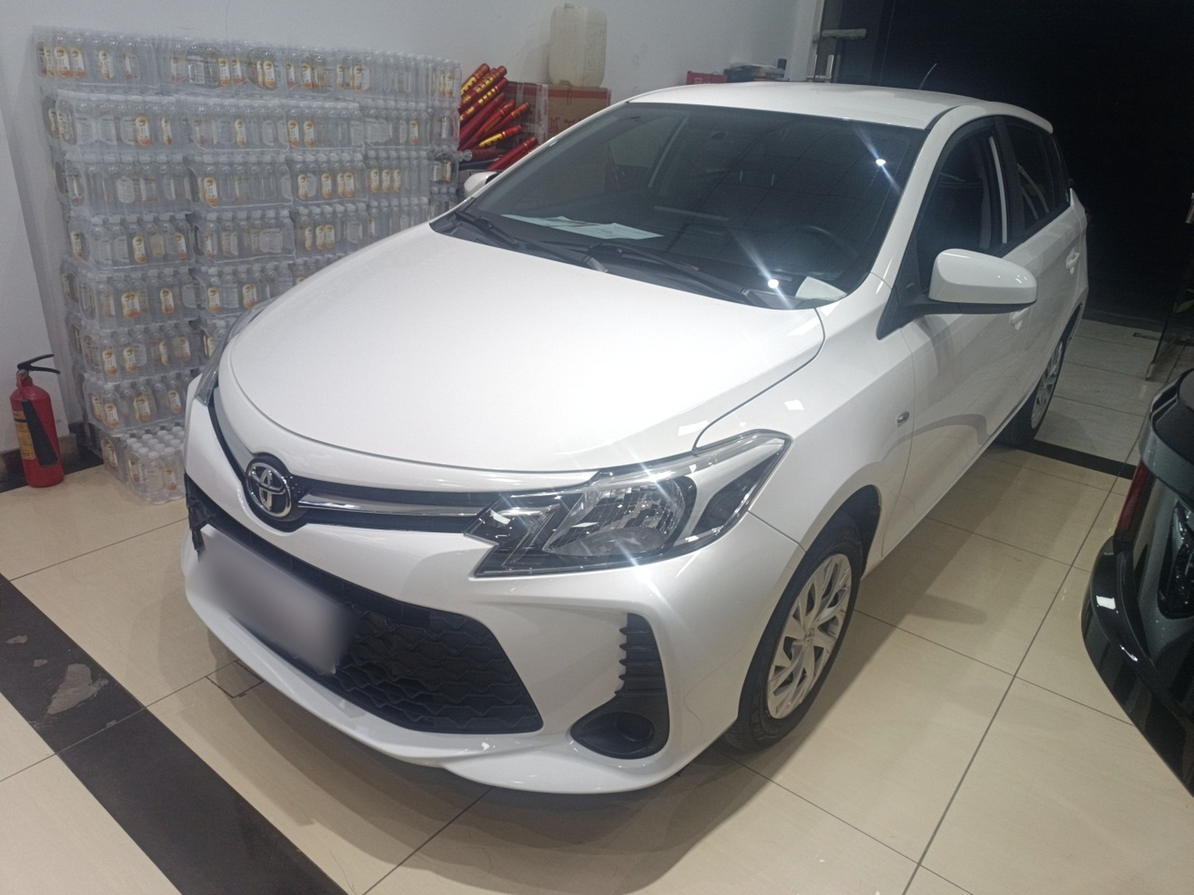 تحت مقدمة السيارة