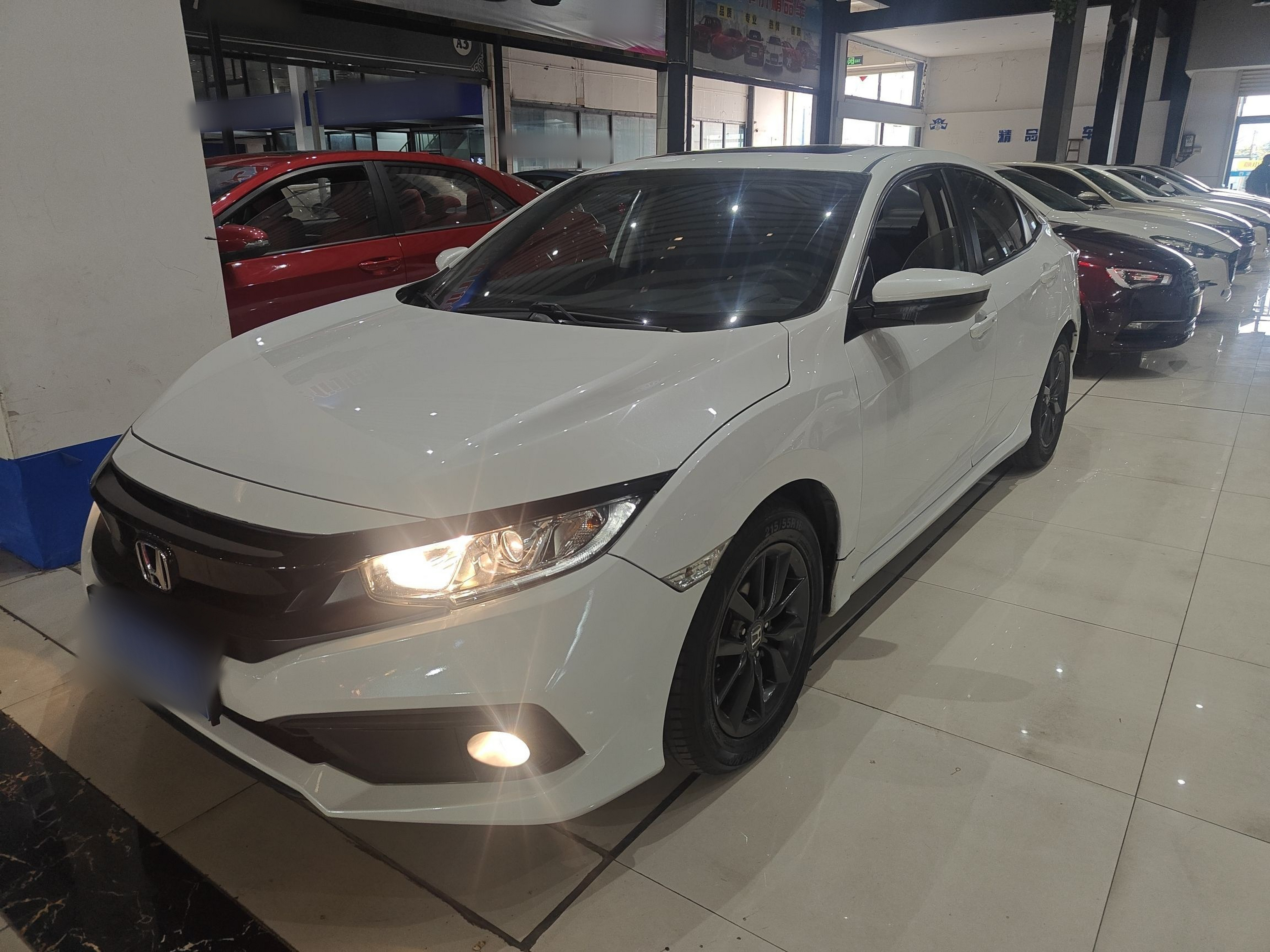 Под передней частью автомобиля