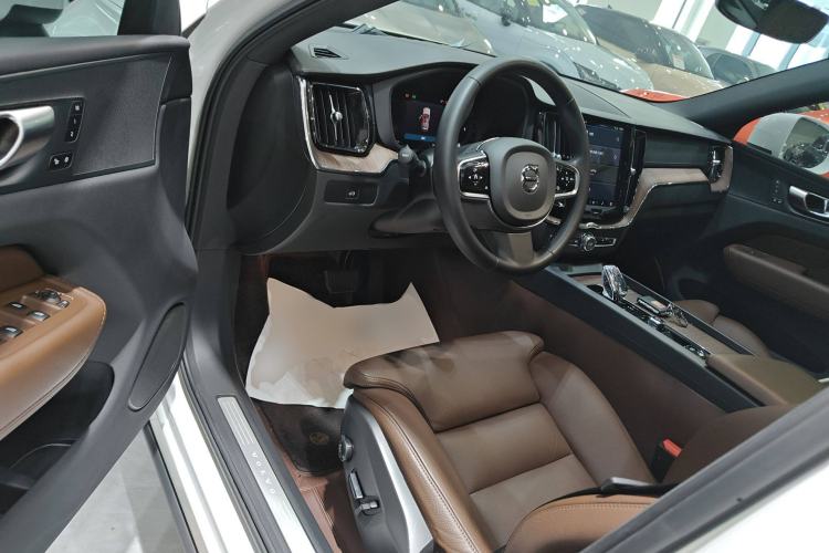 Used Volvo XC60 2023 B5 4x4 Smart Luxury Edition
