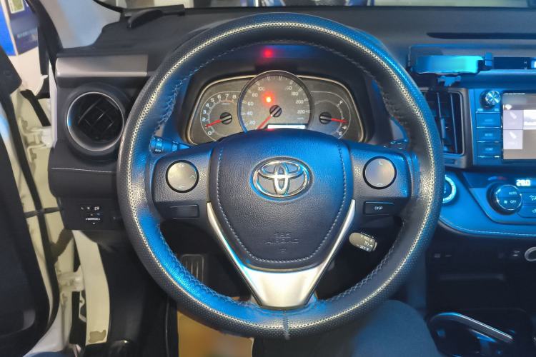 Used Toyota RAV4 2019 2.0L CVT Two-Wheel Drive Luxury Version China VI Standard