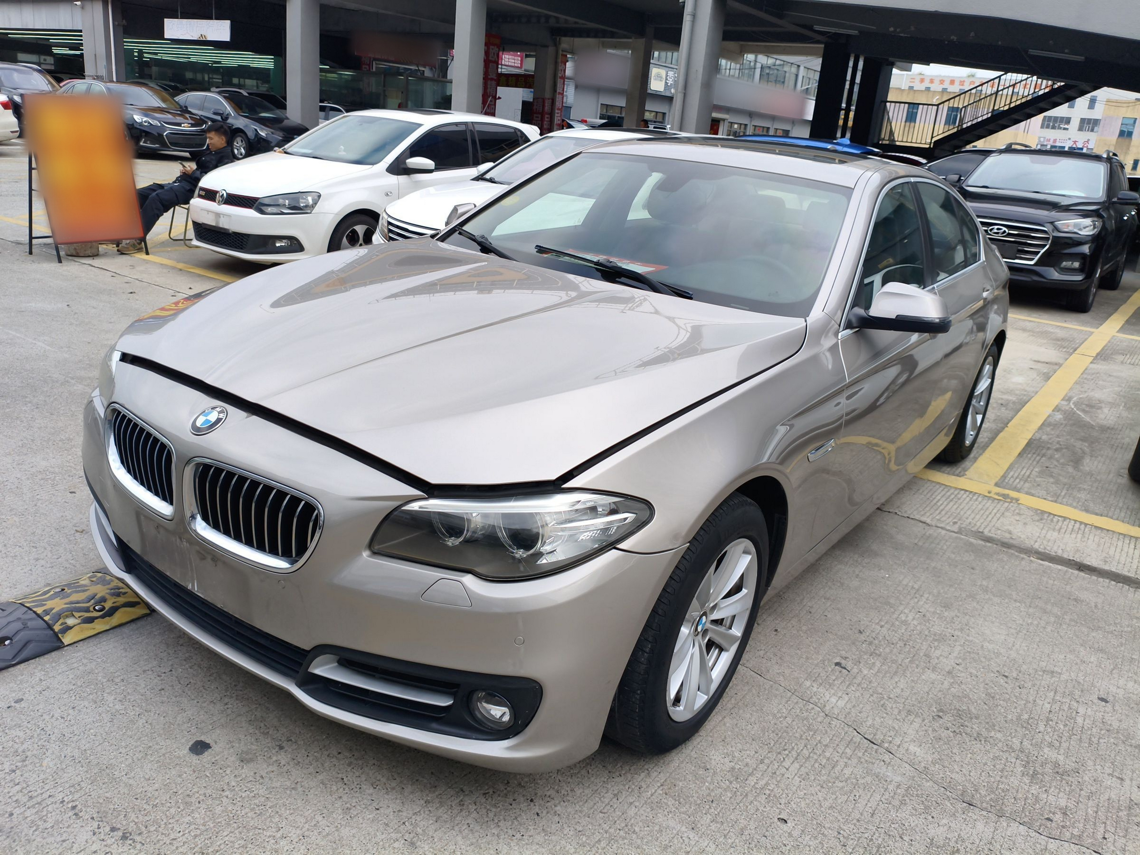 تحت مقدمة السيارة