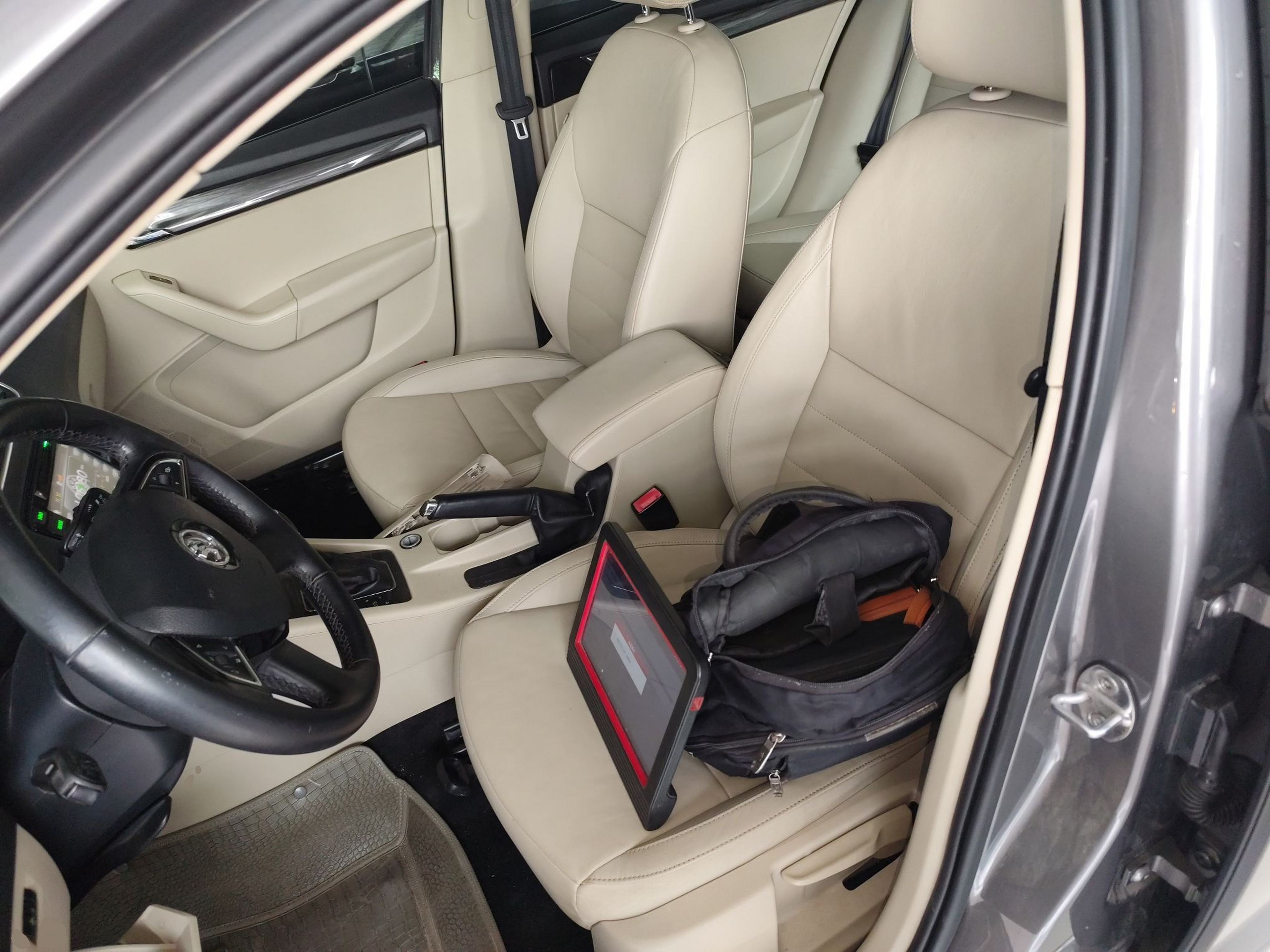 المقاعد الأمامية داخل السيارة