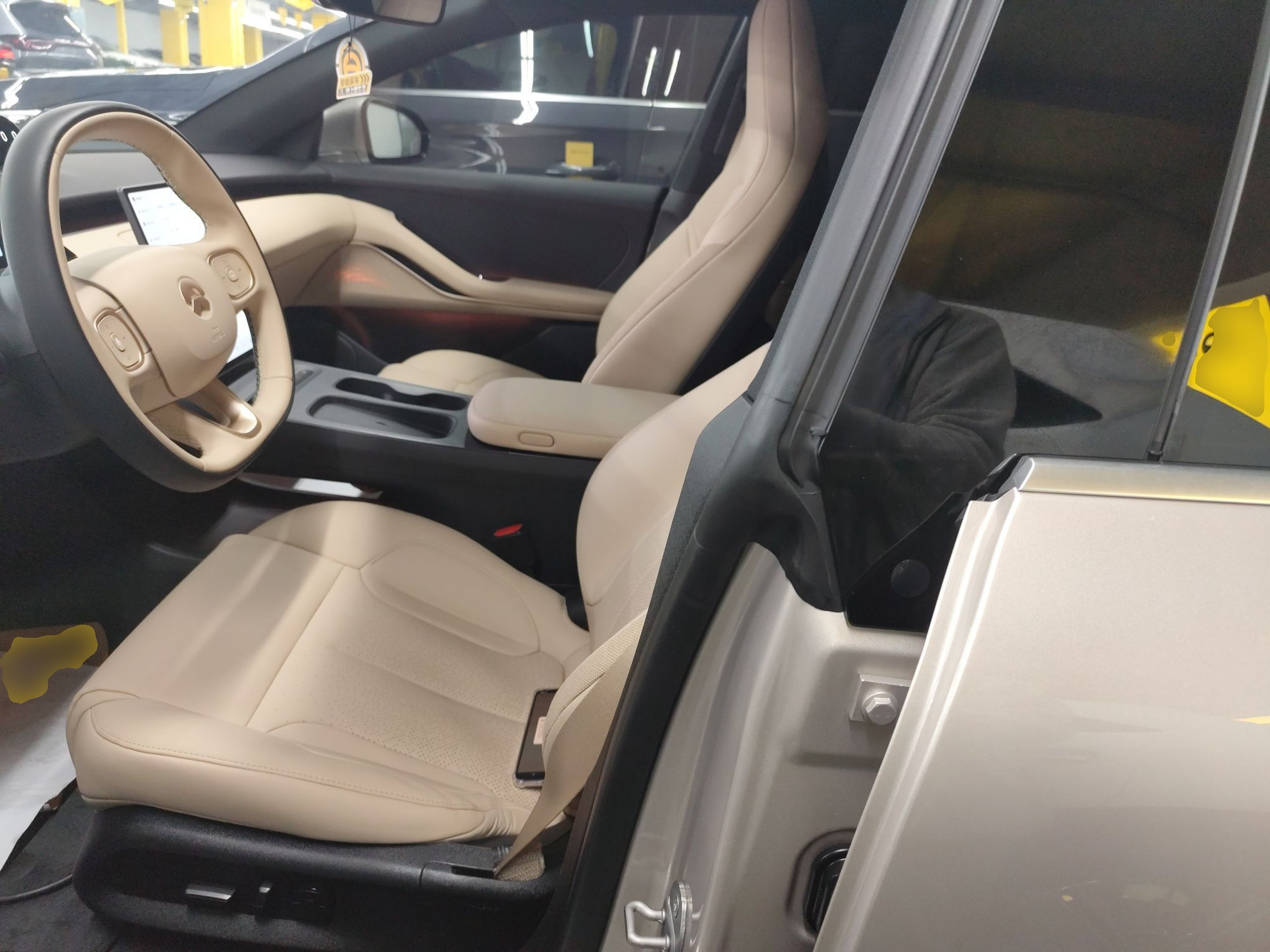 المقاعد الأمامية داخل السيارة