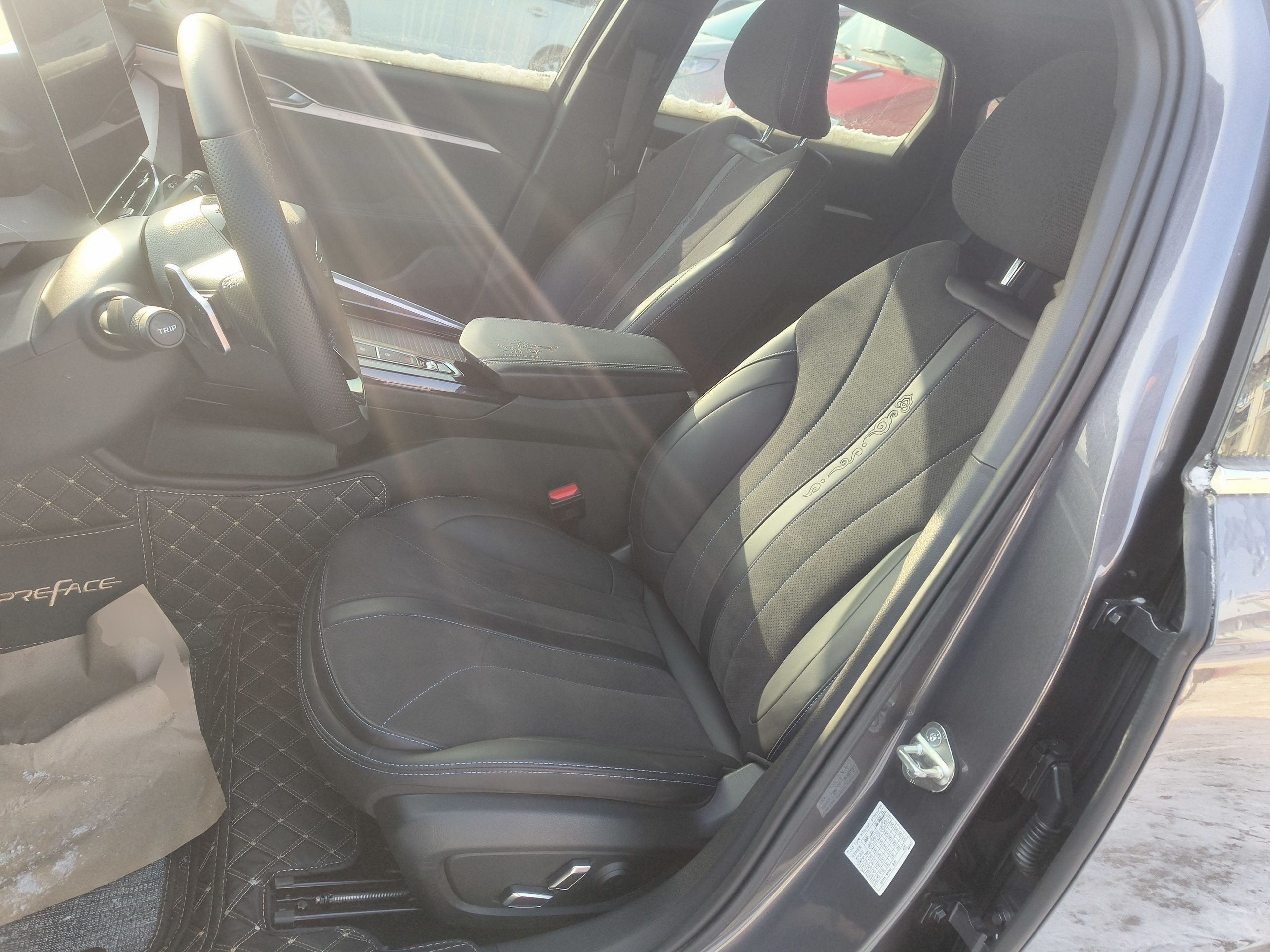 Переднее сиденье в автомобиле