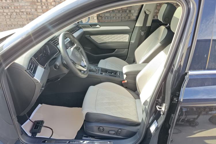 Used Volkswagen Magotan 2024 2 Million Units Zhongxiang Version 330TSI DSG Luxury Edition
