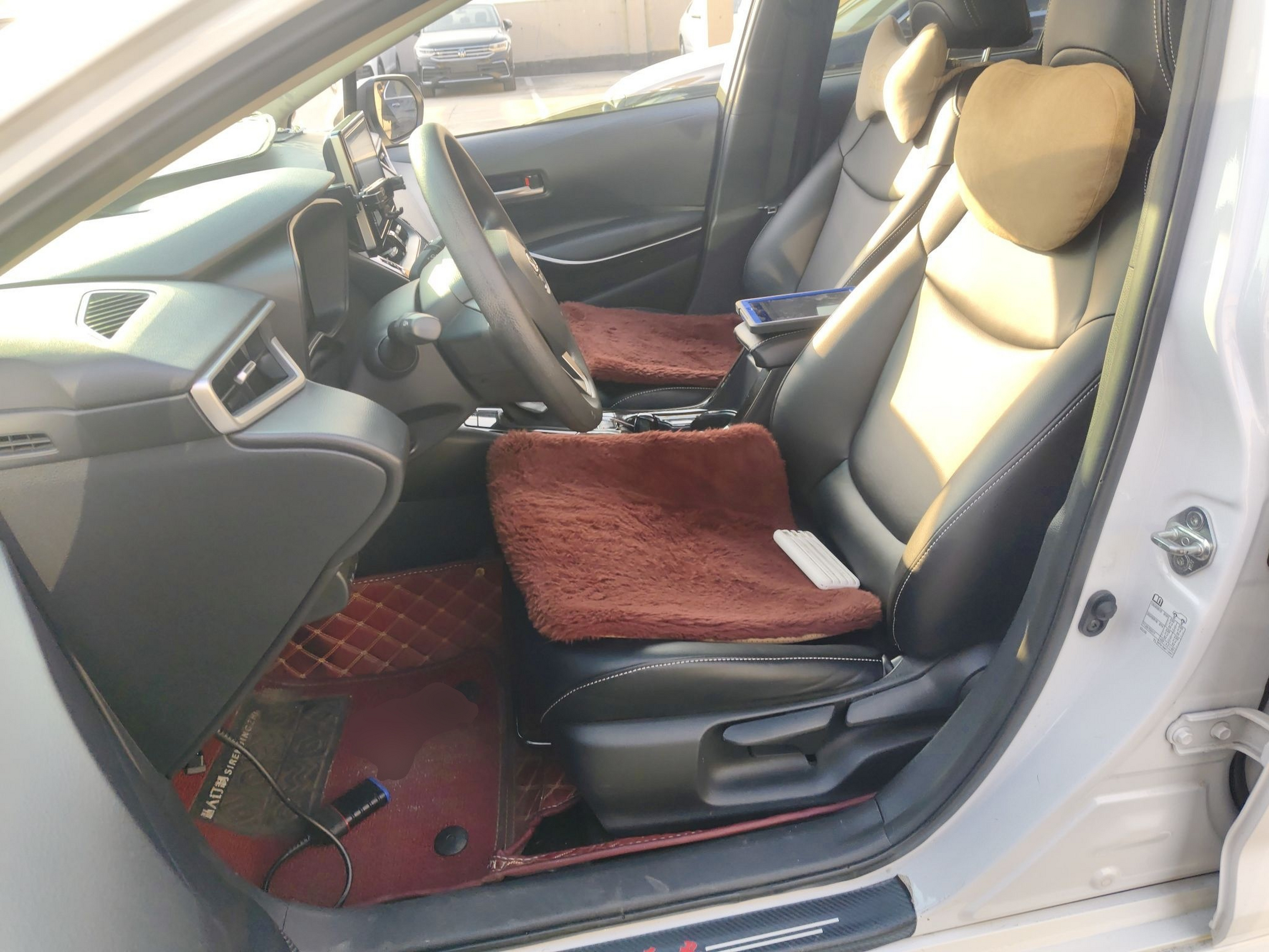 المقاعد الأمامية داخل السيارة