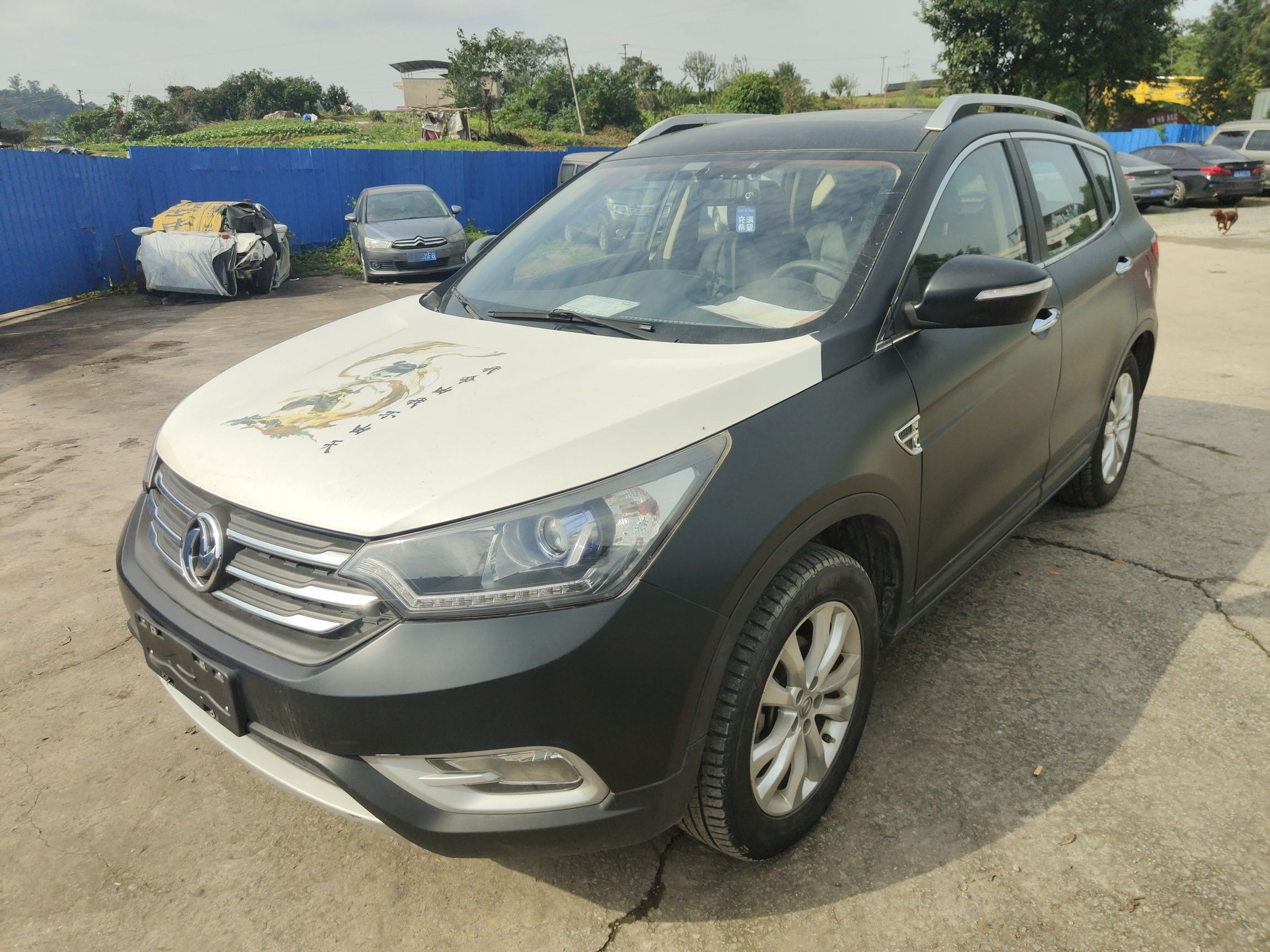 Под передней частью автомобиля