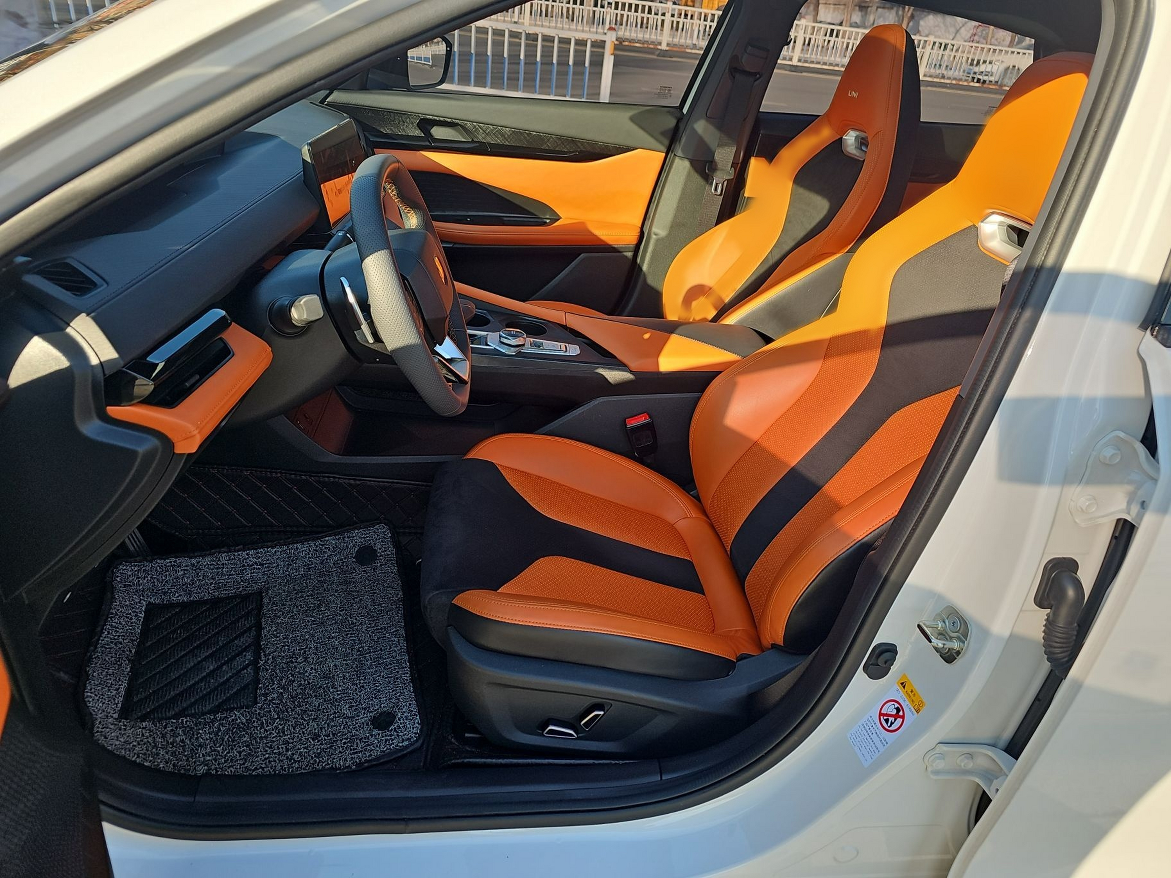 Переднее сиденье в автомобиле