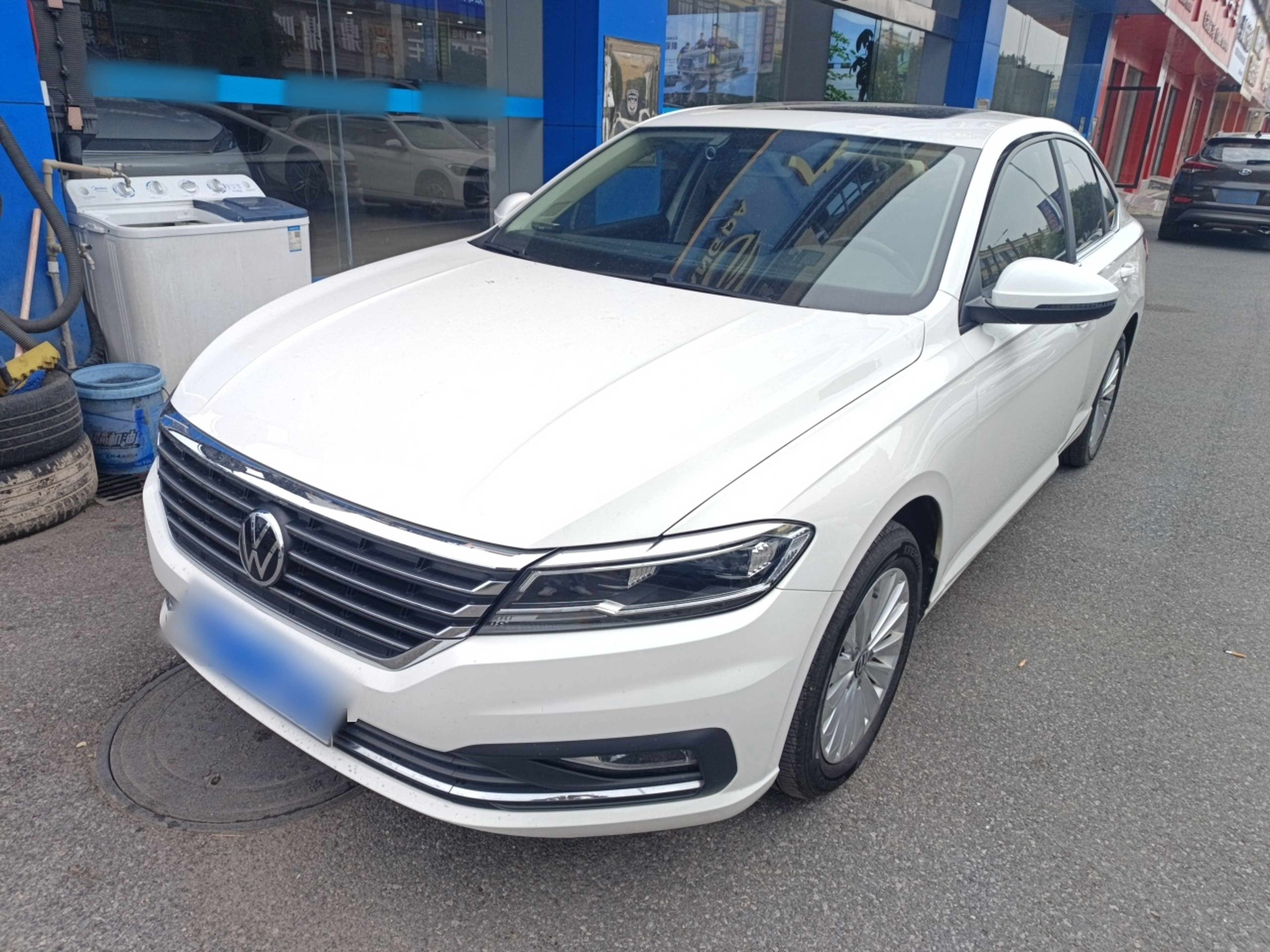 Под передней частью автомобиля