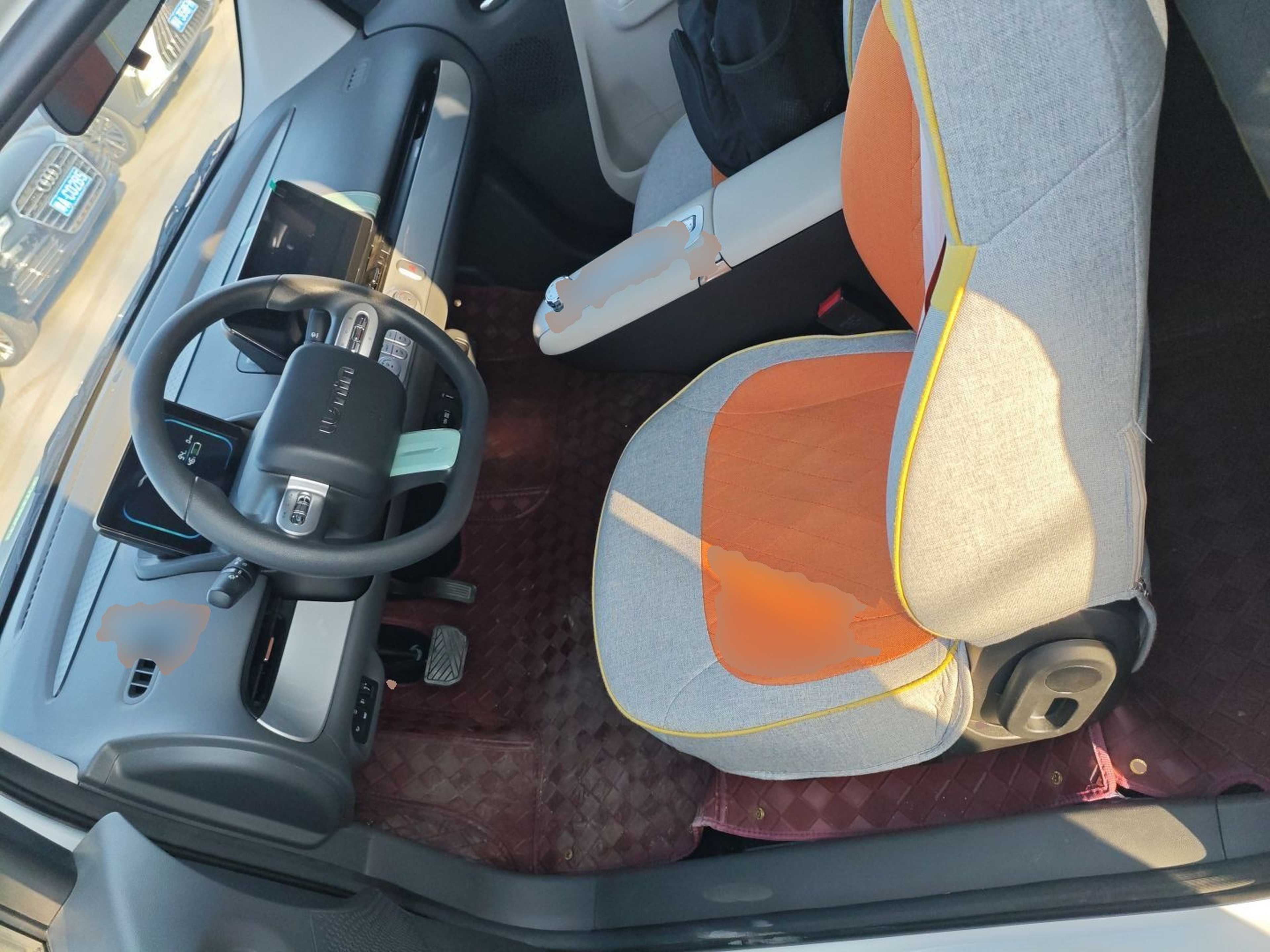 المقاعد الأمامية داخل السيارة