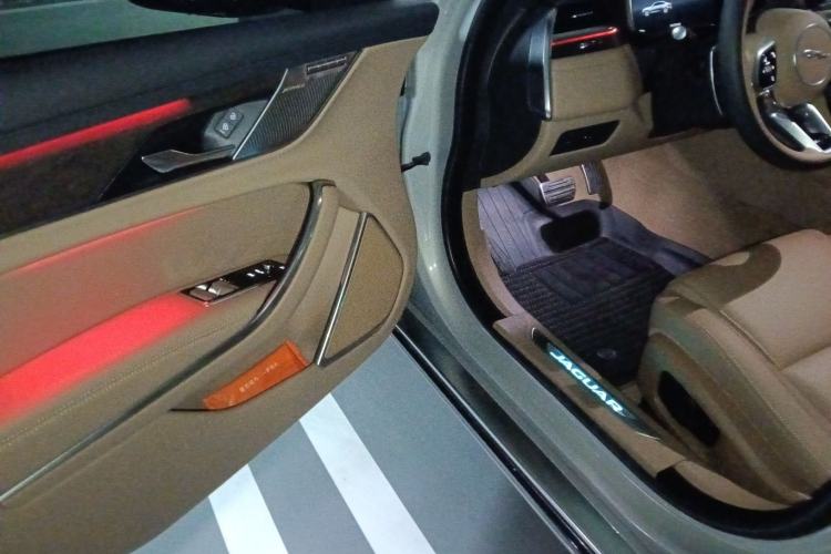 Used Jaguar XFL 2025 Model—2.0T P250, Two-Wheel Drive, Premium Luxury Edition
