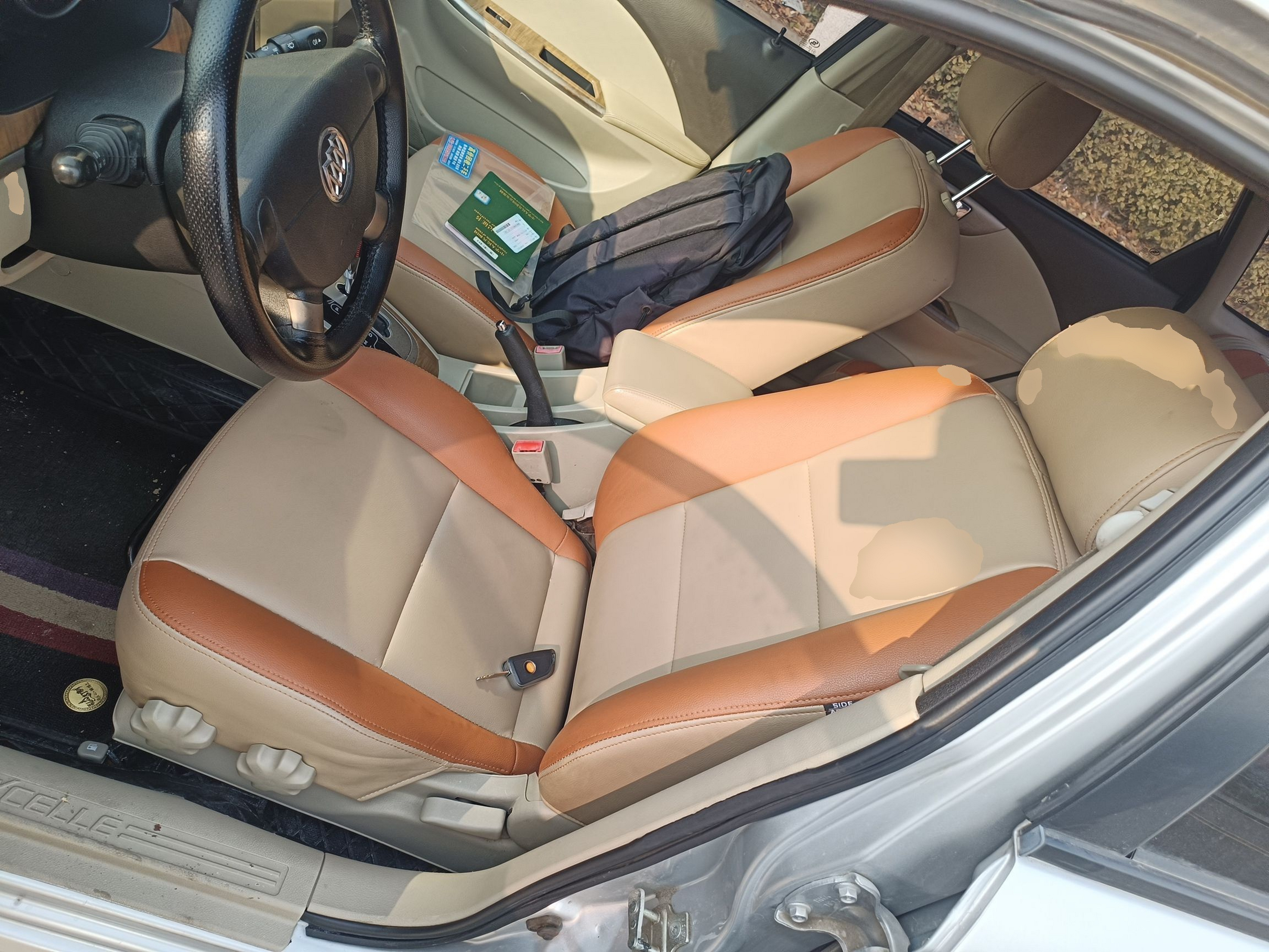 المقاعد الأمامية داخل السيارة