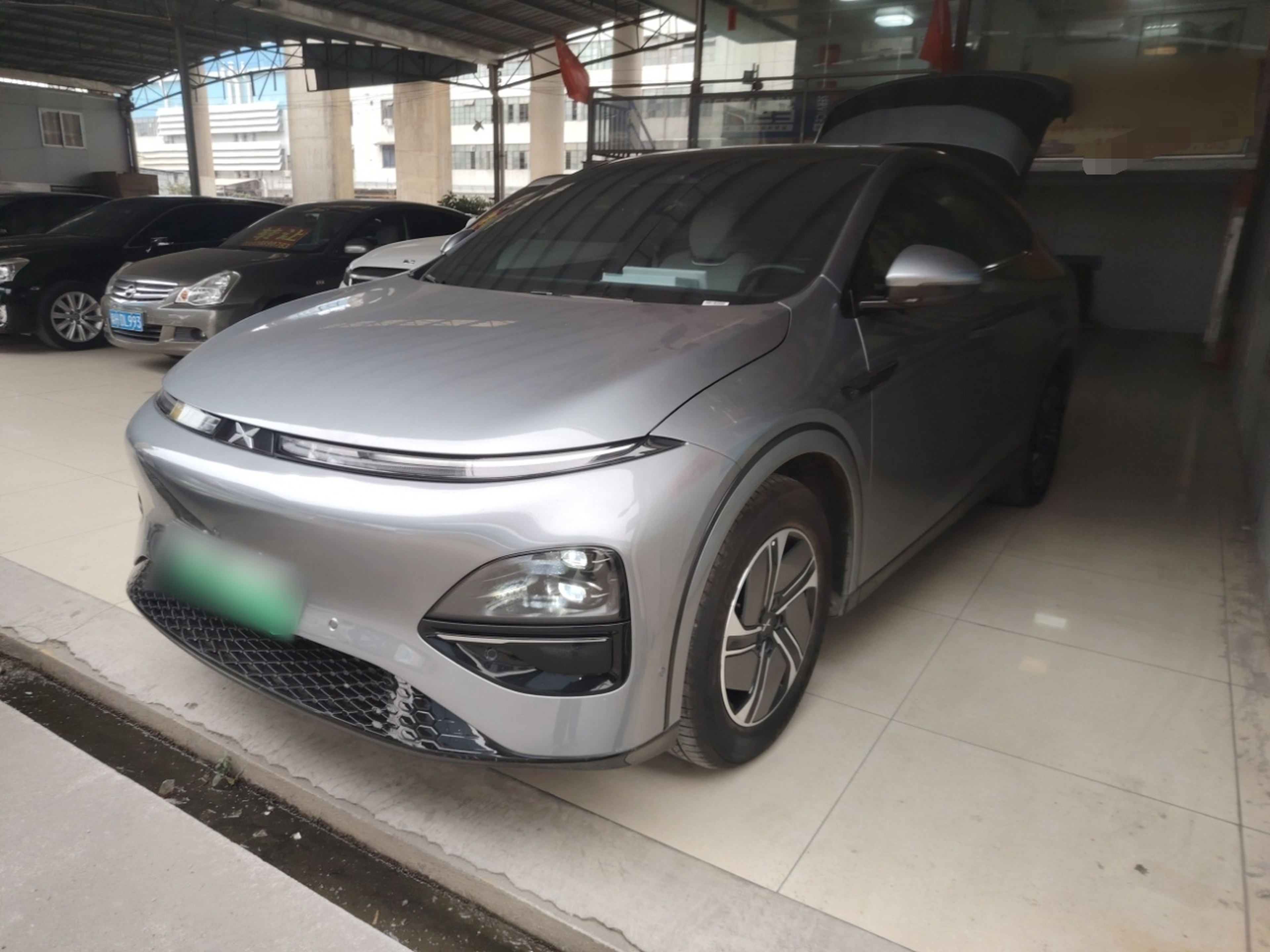 تحت مقدمة السيارة