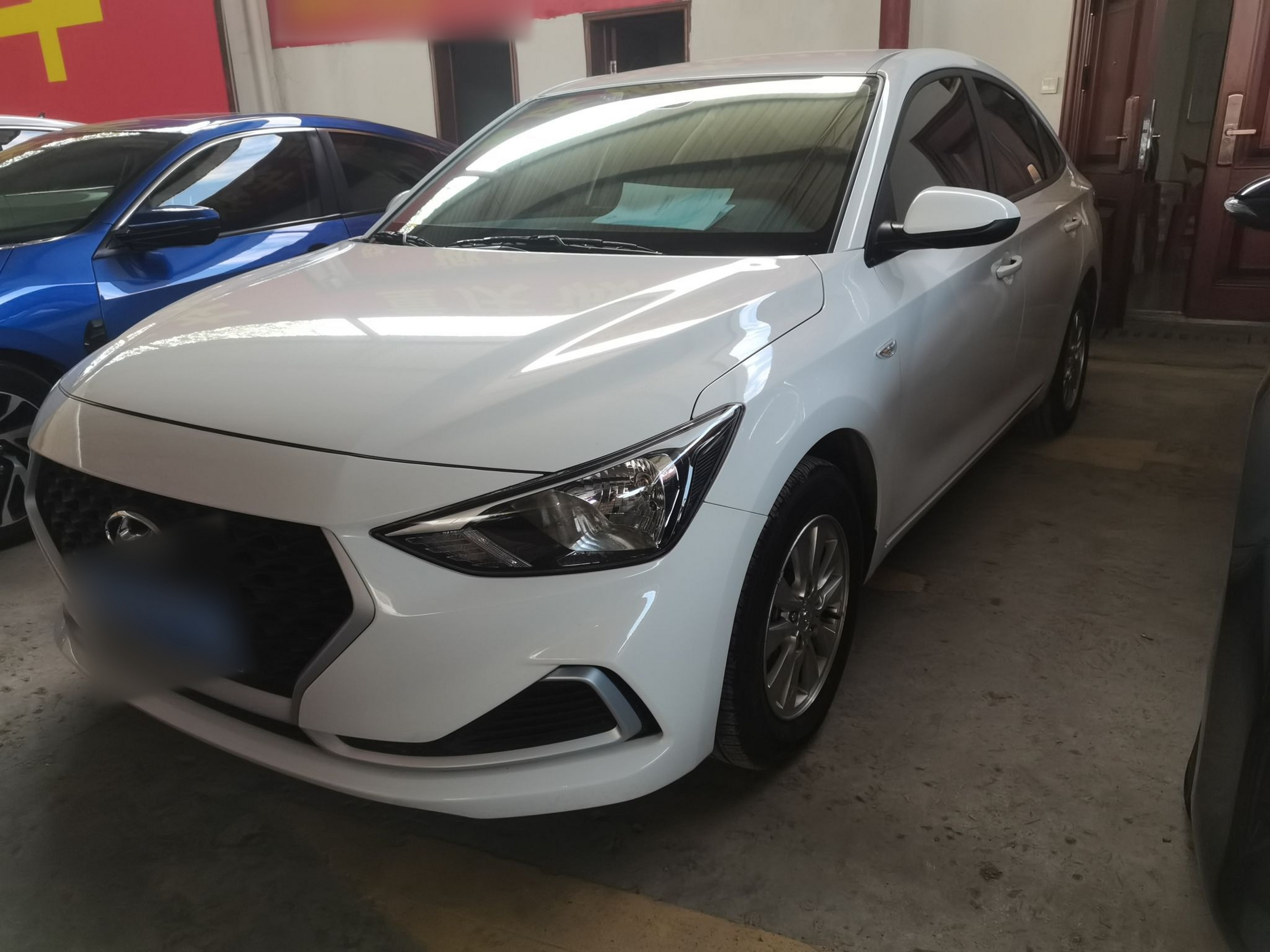 Под передней частью автомобиля