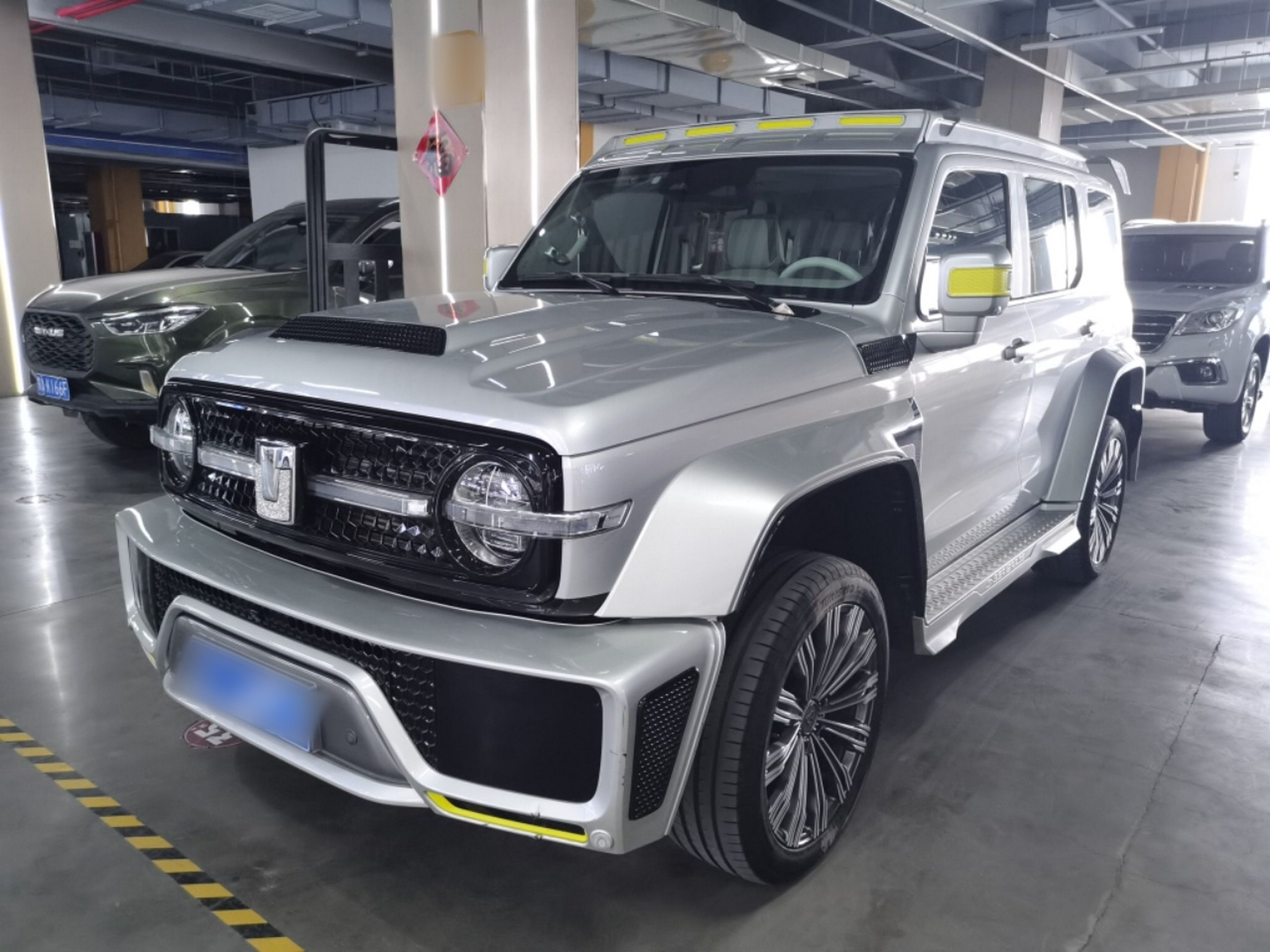 Под передней частью автомобиля