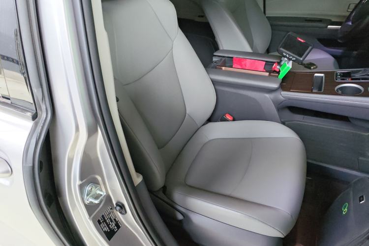 Used Toyota Granvia 2023 2.5L Hybrid Luxury Edition
