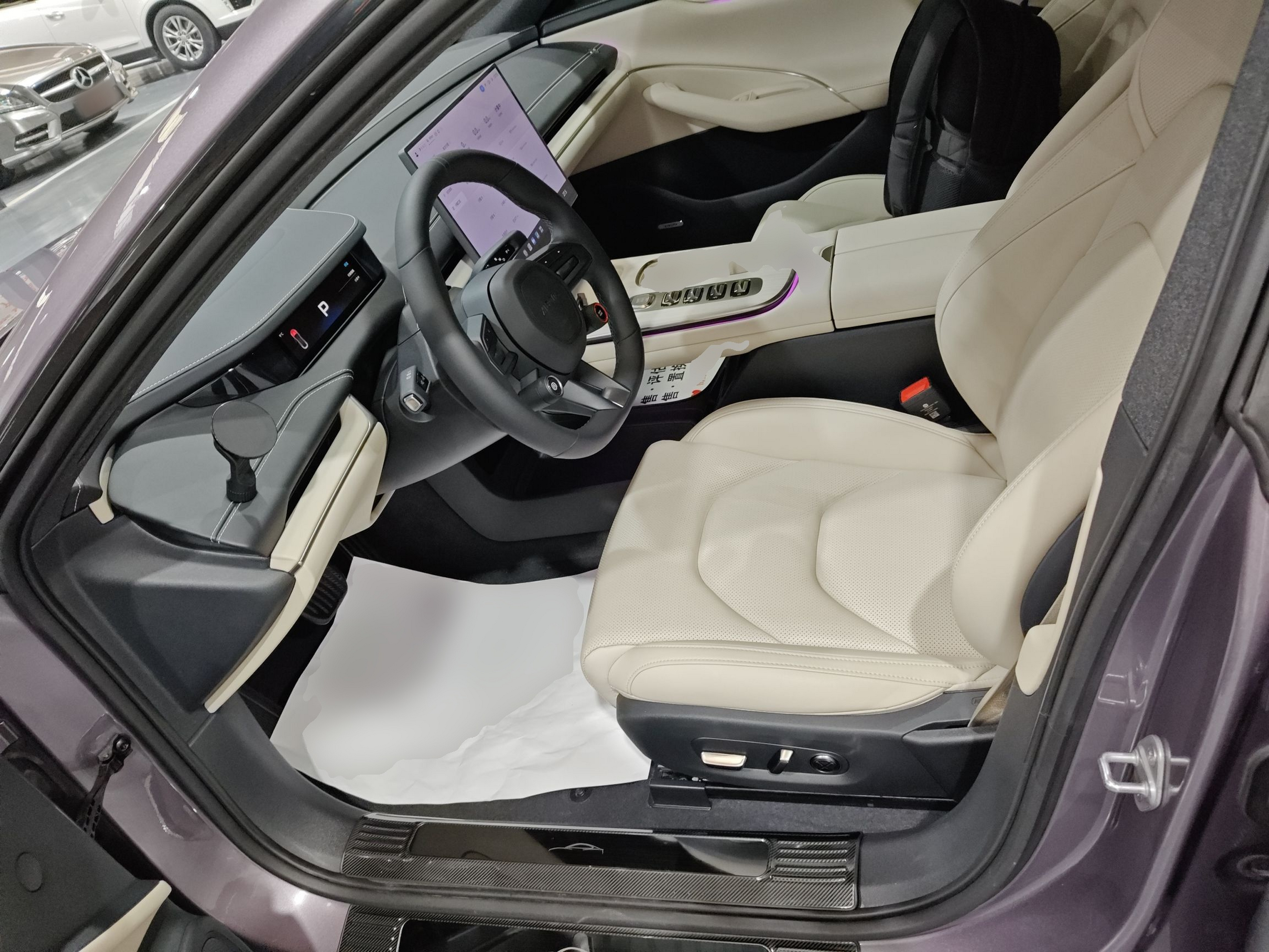 المقاعد الأمامية داخل السيارة