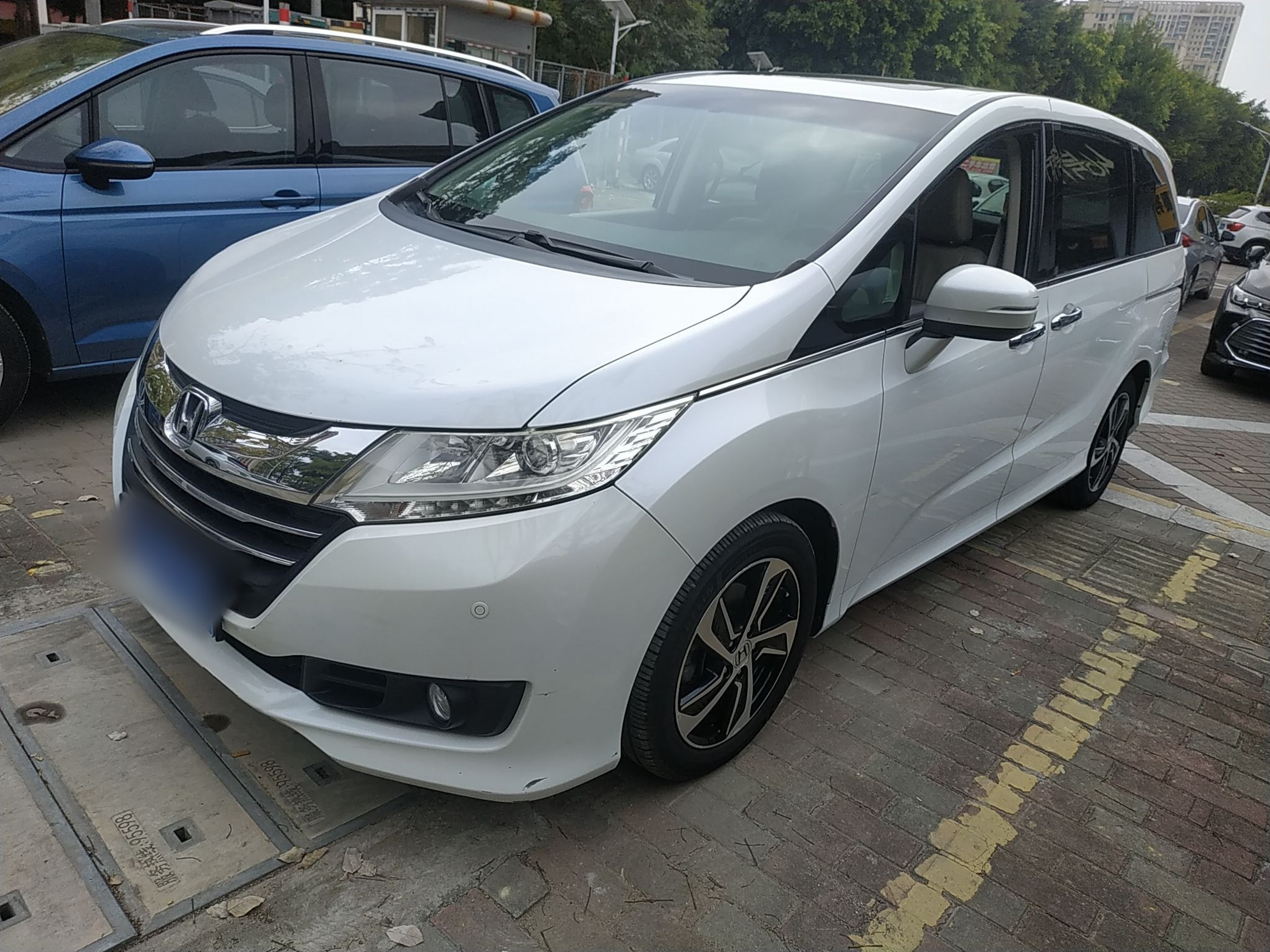 تحت مقدمة السيارة