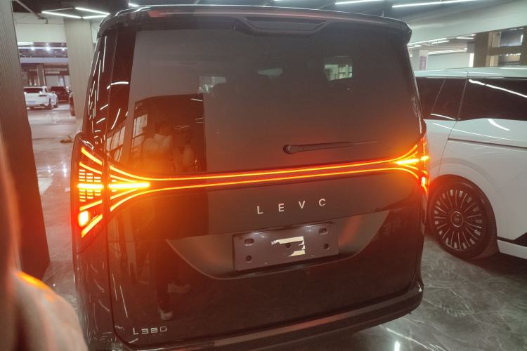 Used  LEVC L380 2024 140-Degree 6-Seater All-Wheel-Drive Ultra