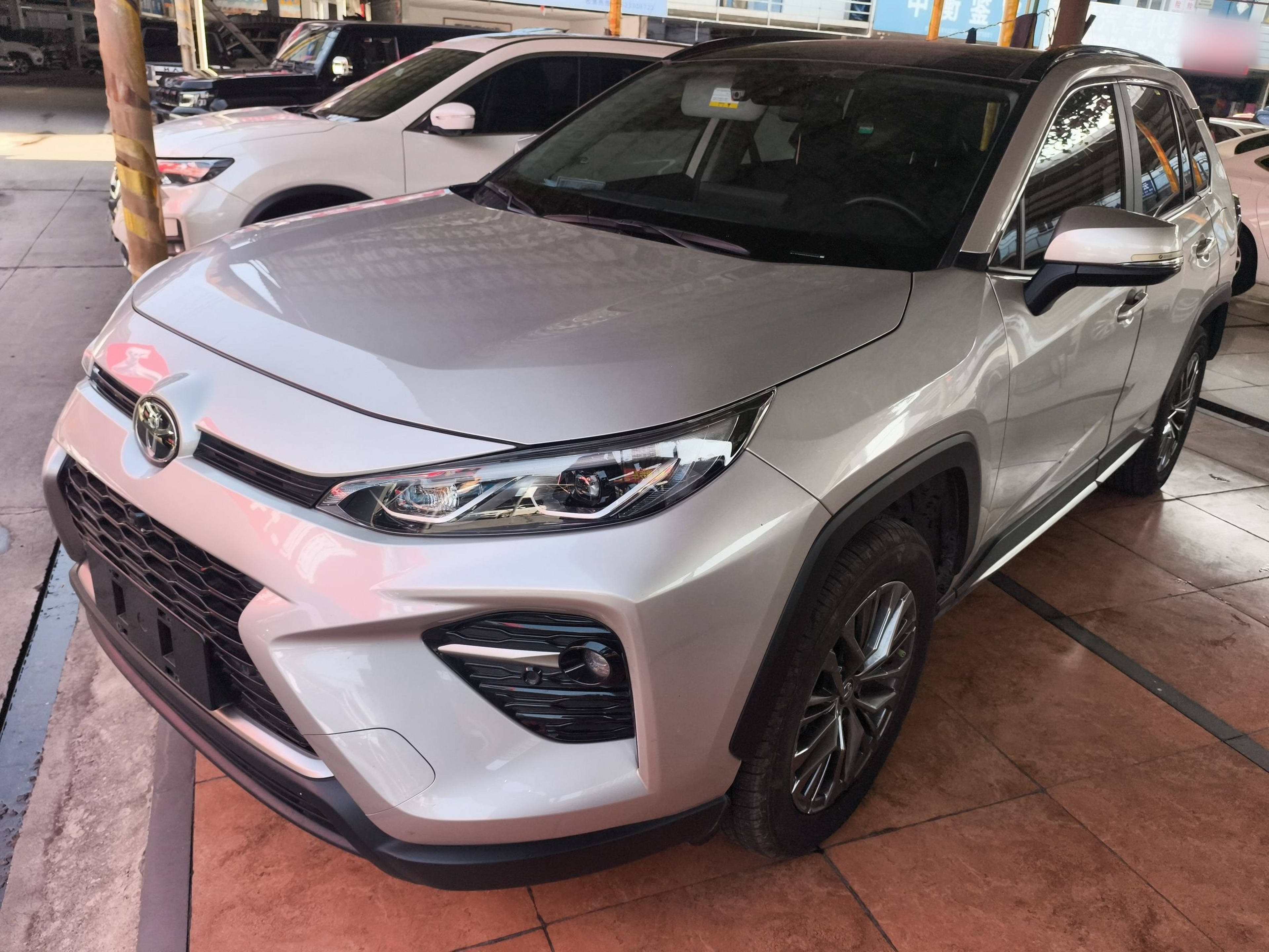 Под передней частью автомобиля