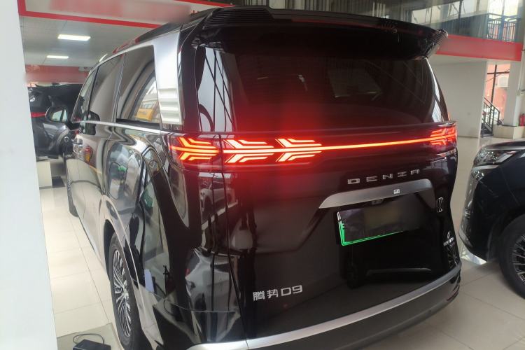 Used Denza D9 2025 DM-i Intelligent Drive 1020 Four-Wheel Drive Flagship Model