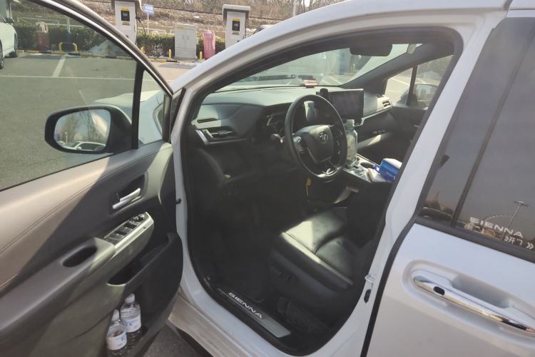 Used Toyota Sienna 2023 2.5L Hybrid Deluxe Edition