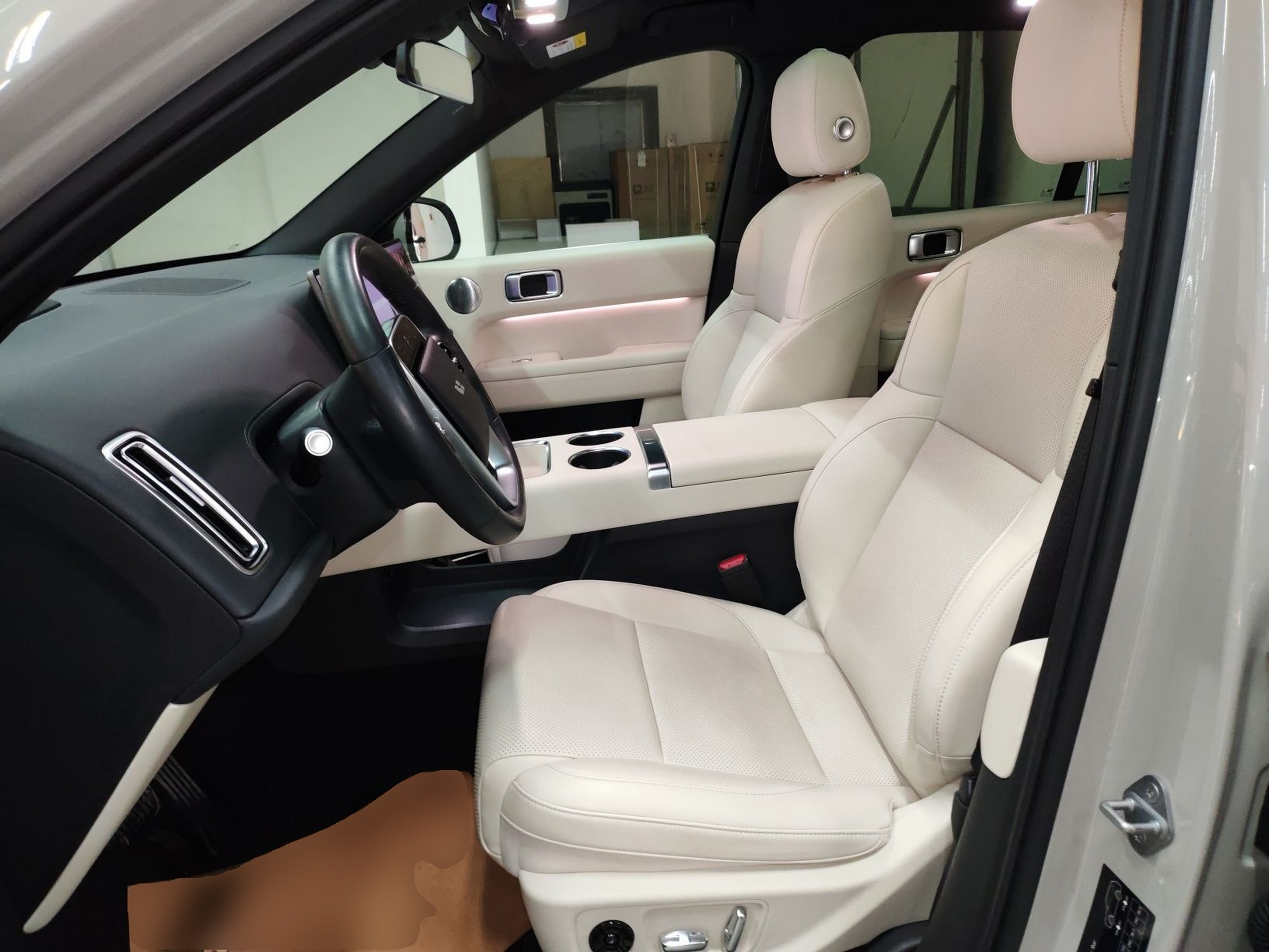 المقاعد الأمامية داخل السيارة