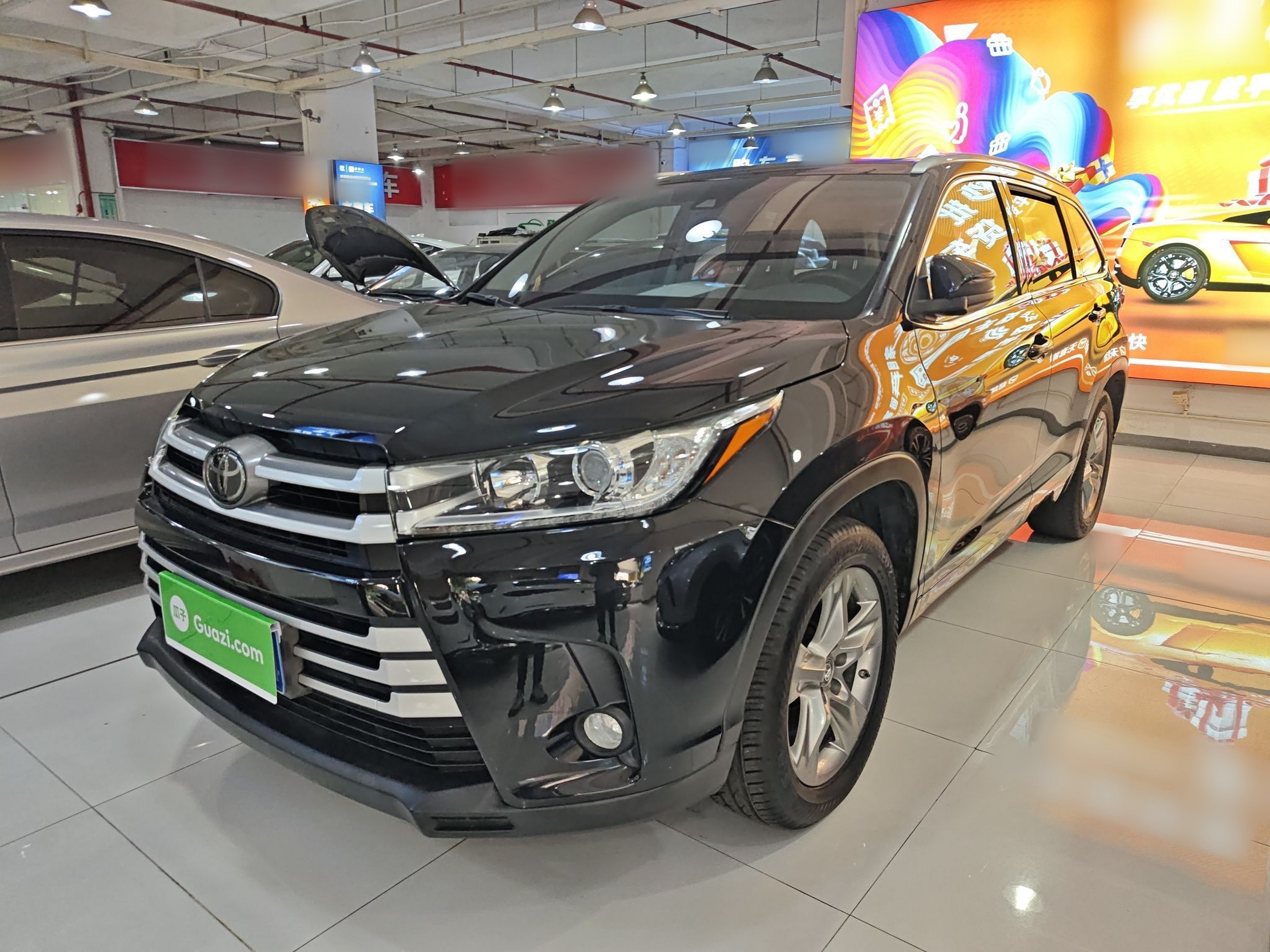 تحت مقدمة السيارة