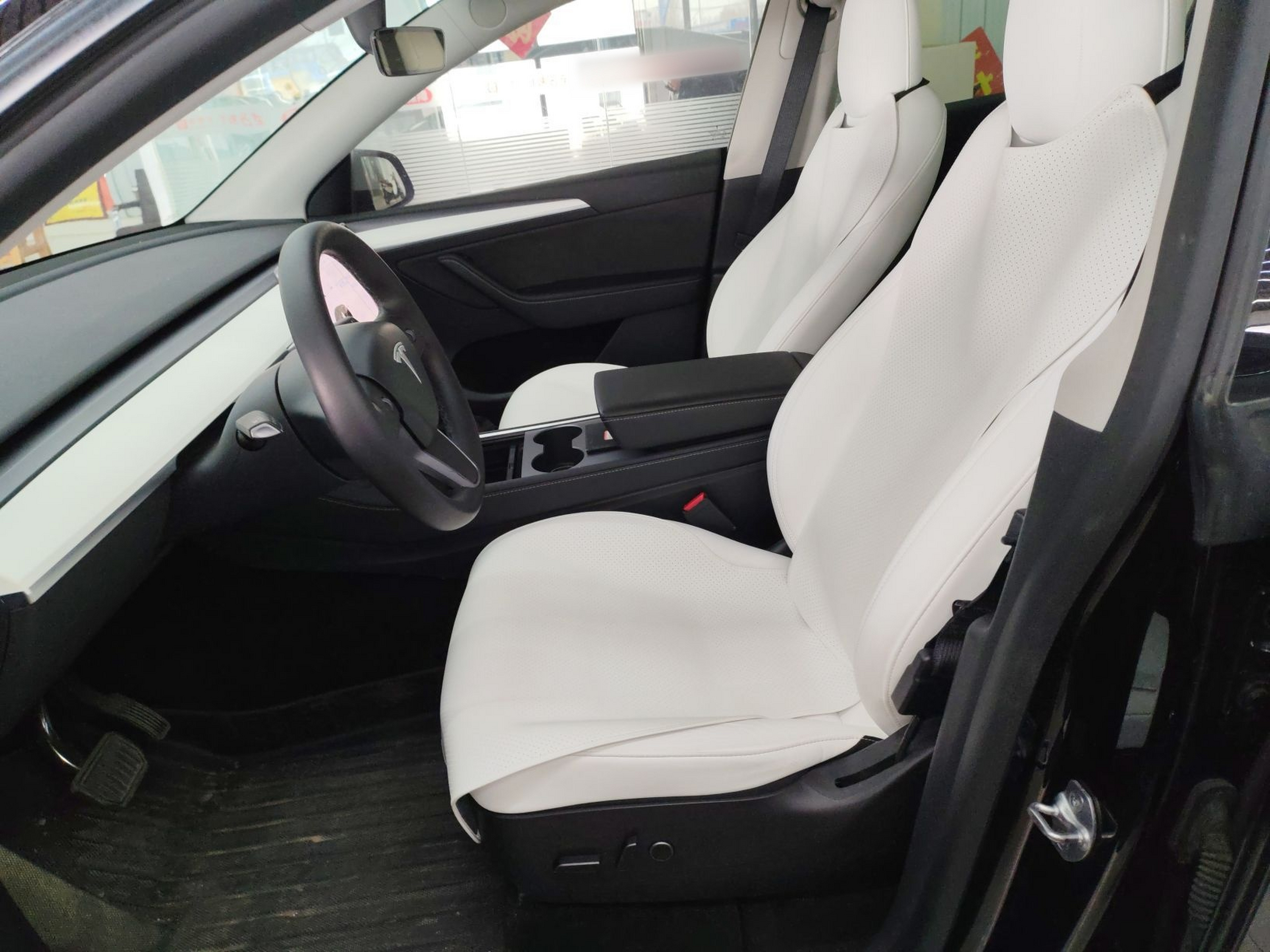 Переднее сиденье в автомобиле