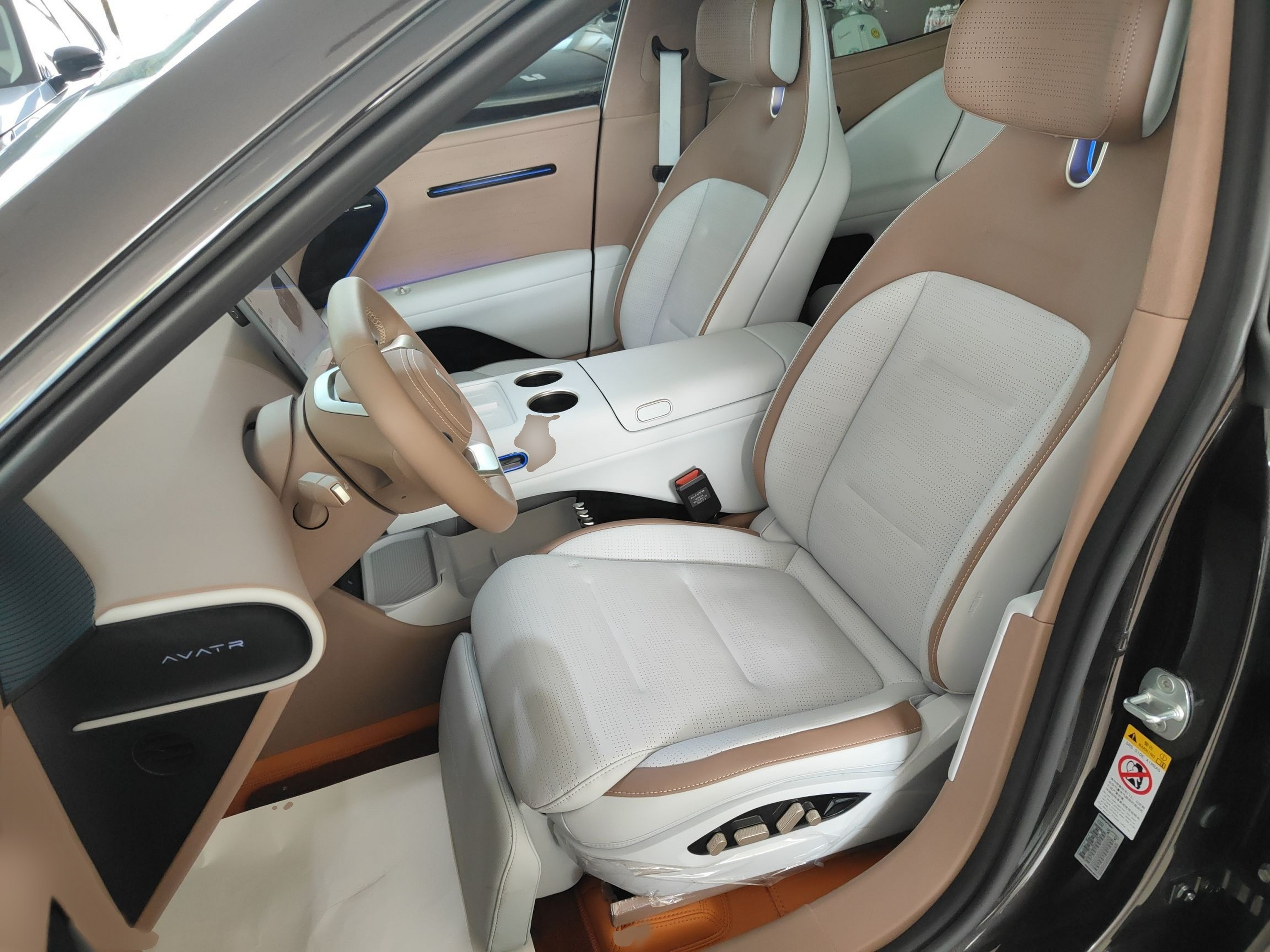 المقاعد الأمامية داخل السيارة