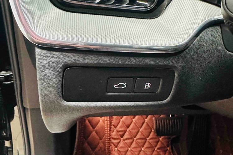 Used Volvo XC60 New Energy 2025 Plug-in Hybrid Long-Range All-Wheel Drive Zhiyuan Extreme Night Black Edition
