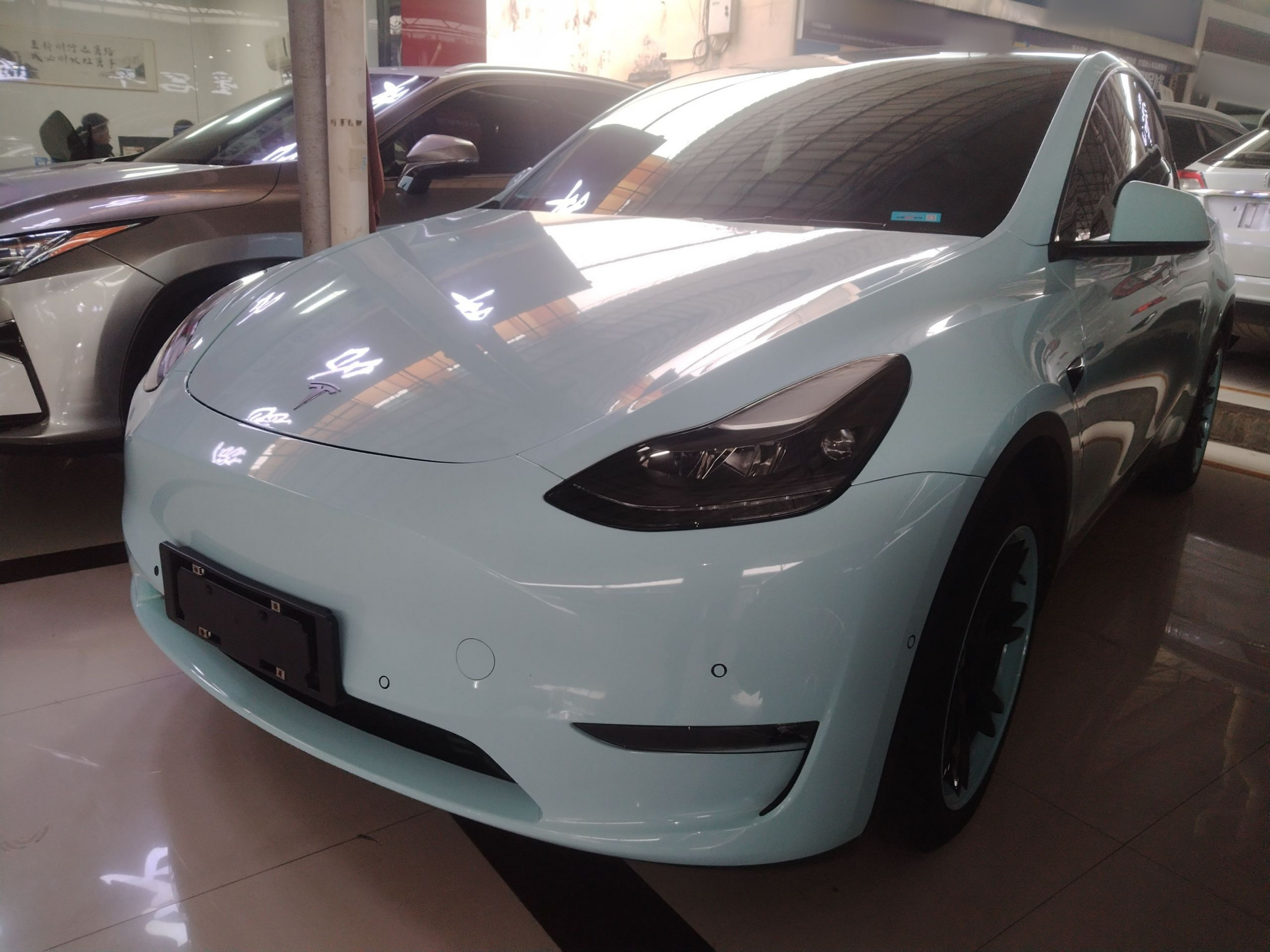 Под передней частью автомобиля