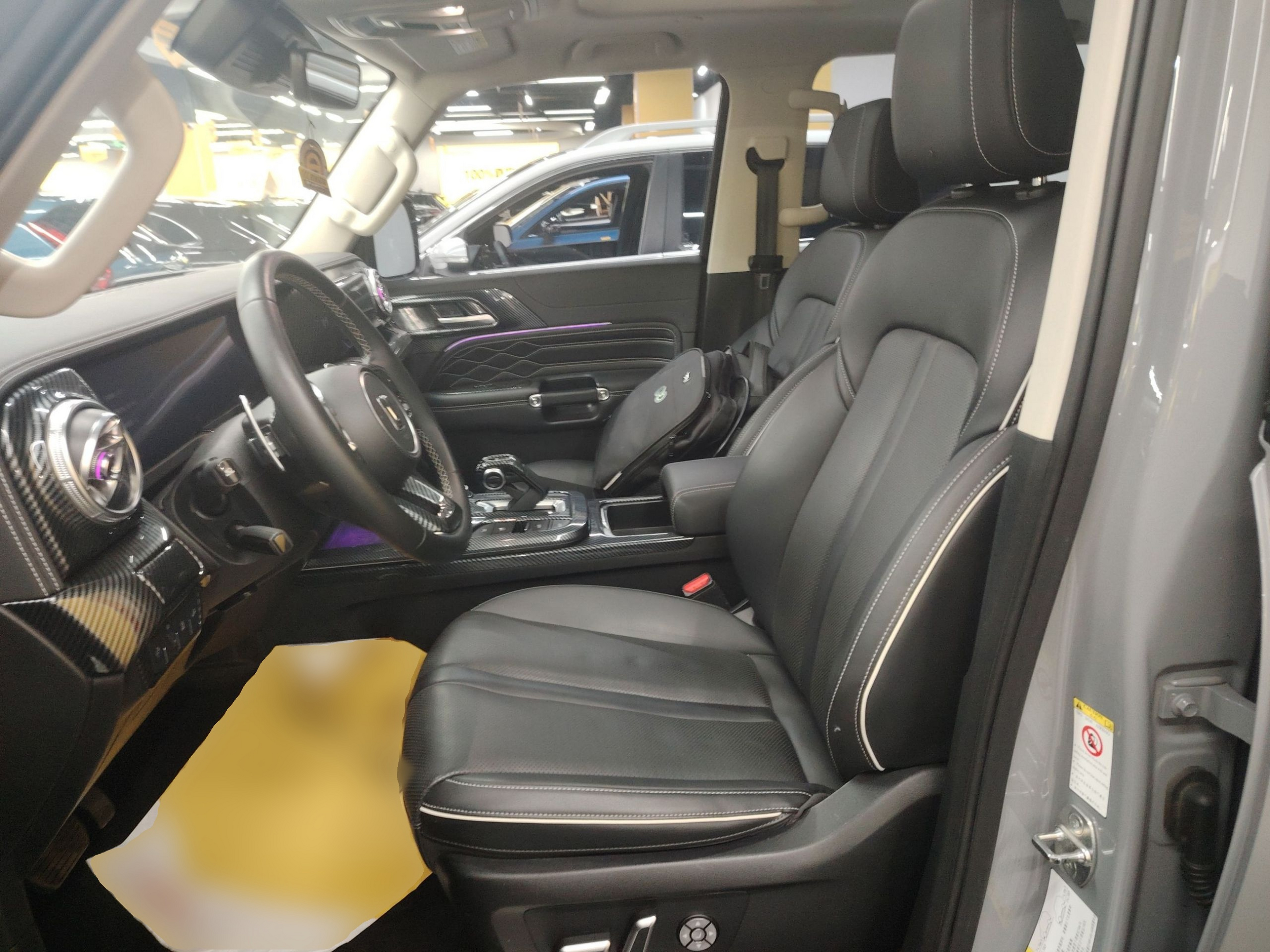 المقاعد الأمامية داخل السيارة