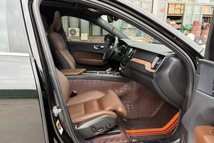 Used Volvo XC60 New Energy 2025 Plug-in Hybrid Long-Range All-Wheel Drive Smart & Luxurious Edition
