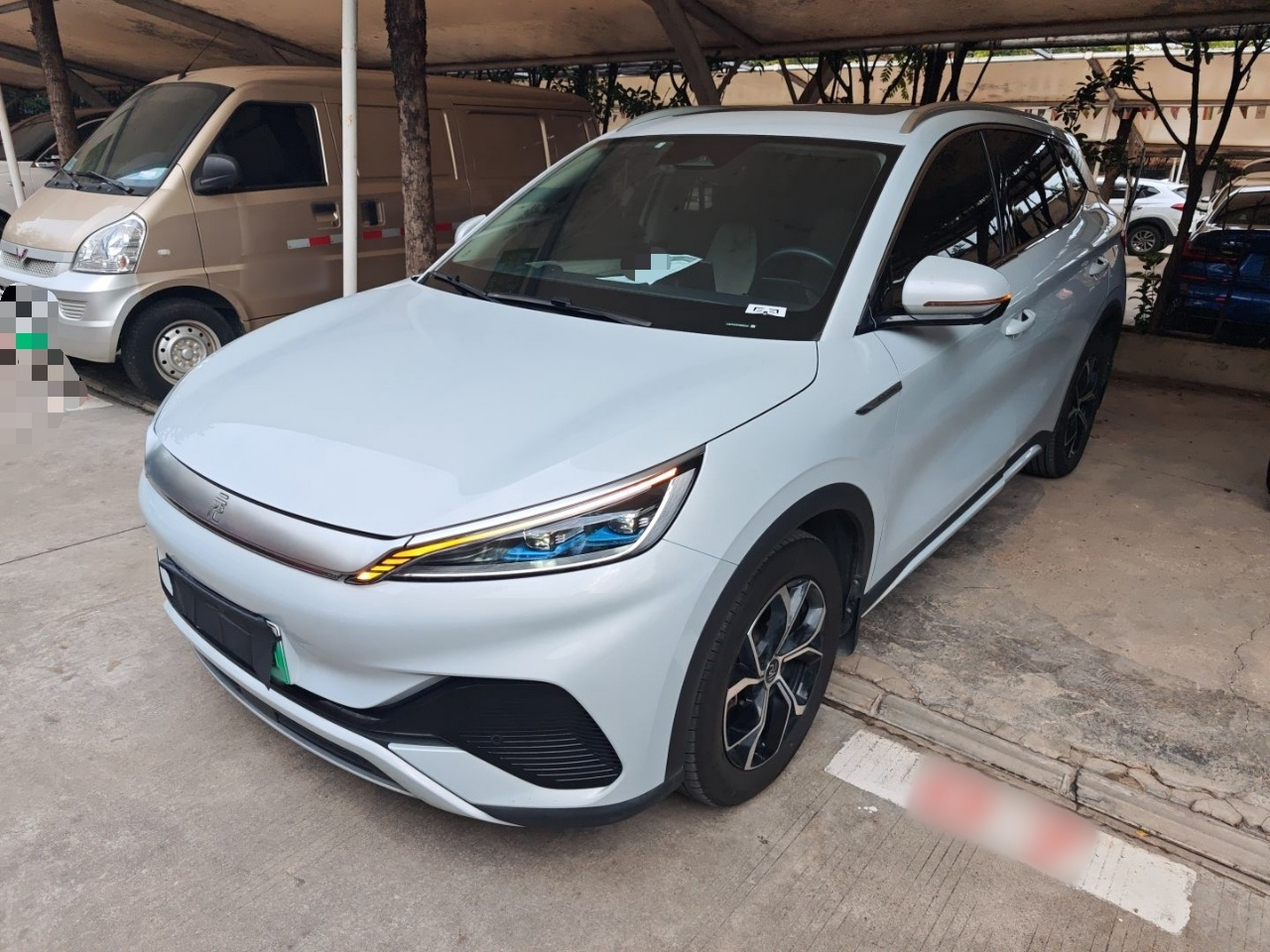 Под передней частью автомобиля