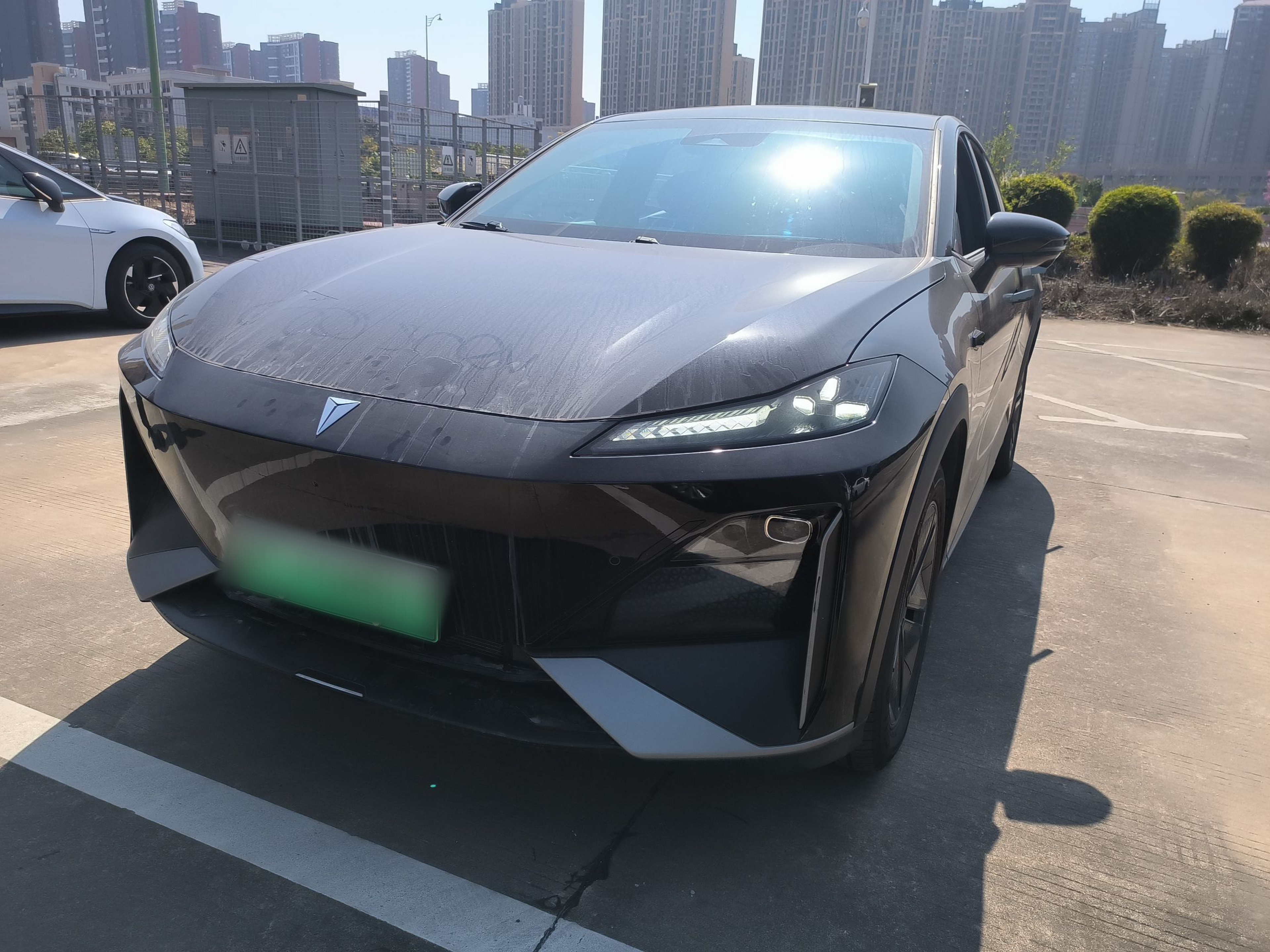 Под передней частью автомобиля