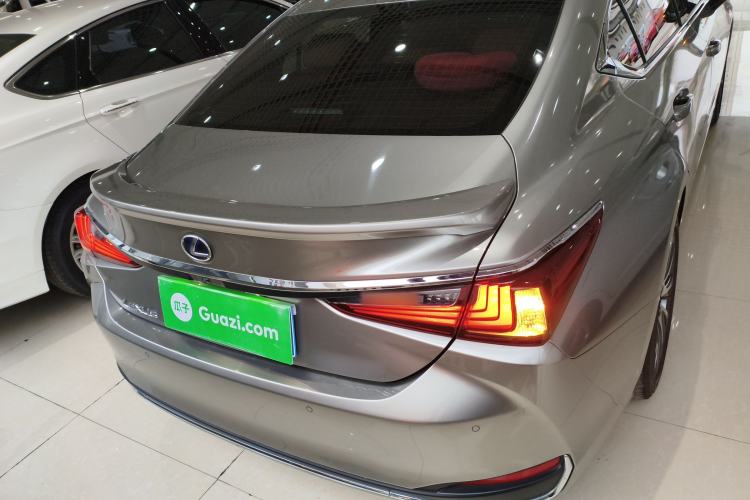 Used Lexus ES 2020 300h Deluxe Edition
