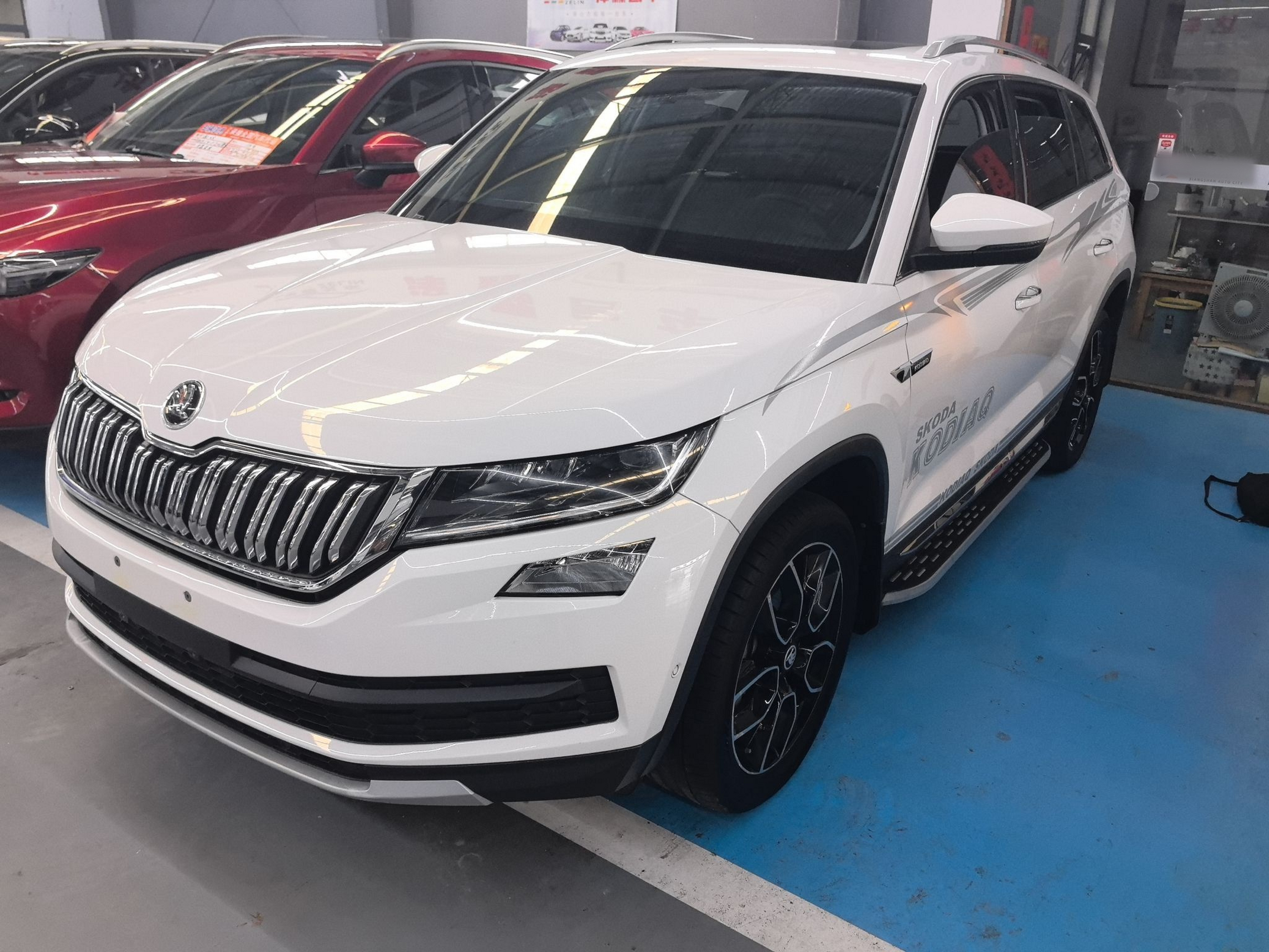 تحت مقدمة السيارة