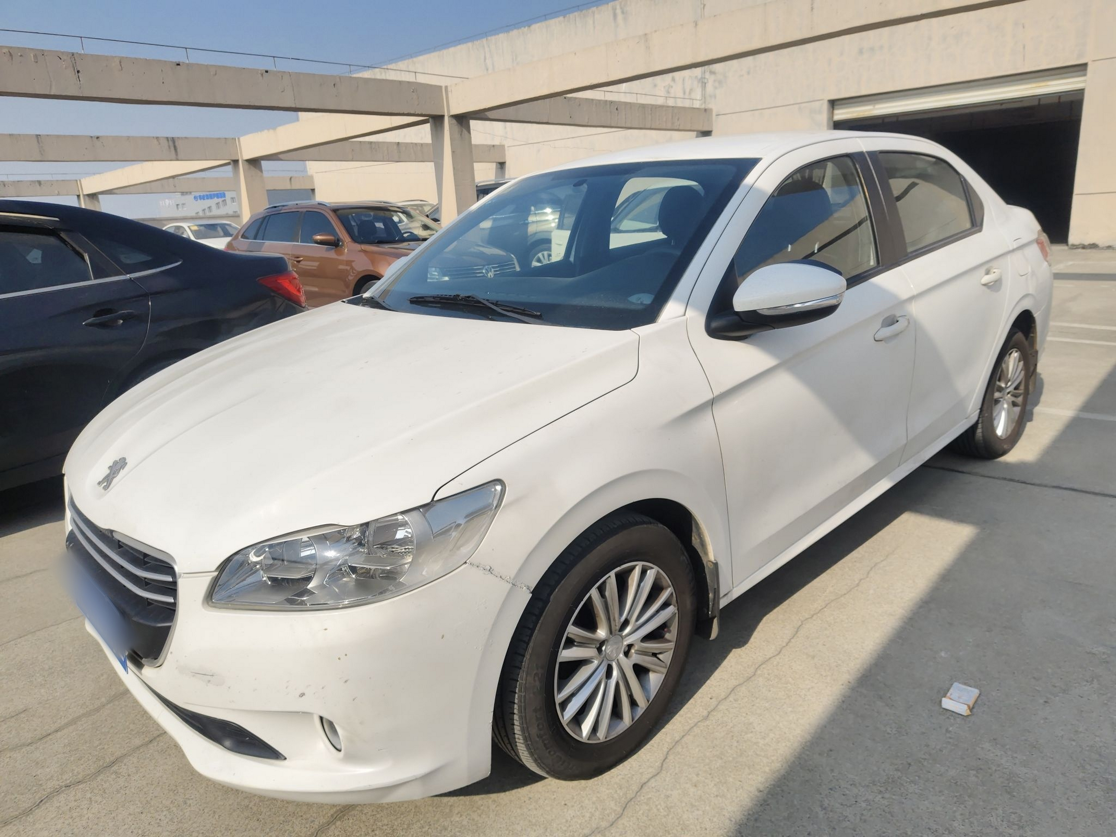 تحت مقدمة السيارة