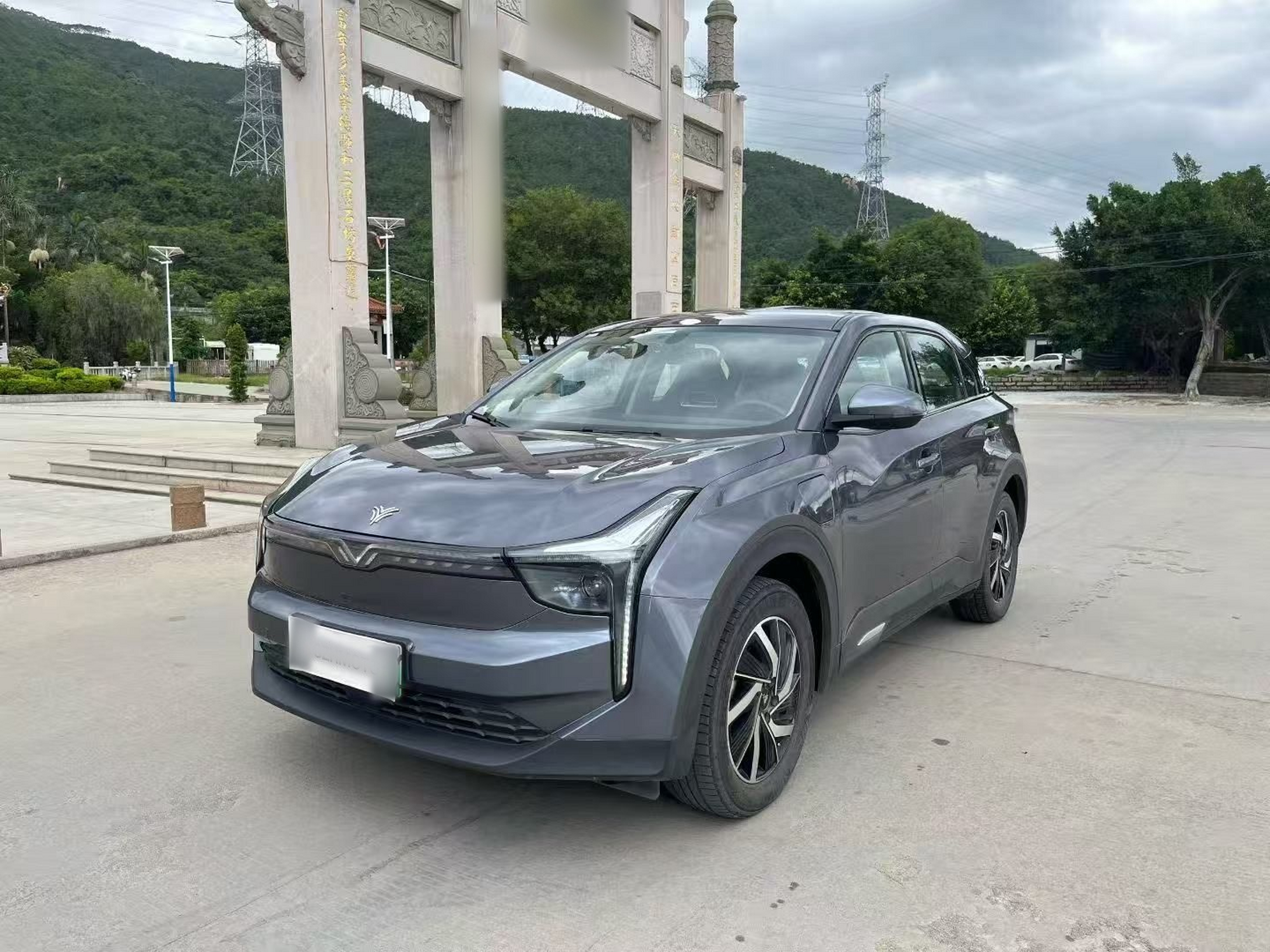 Под передней частью автомобиля