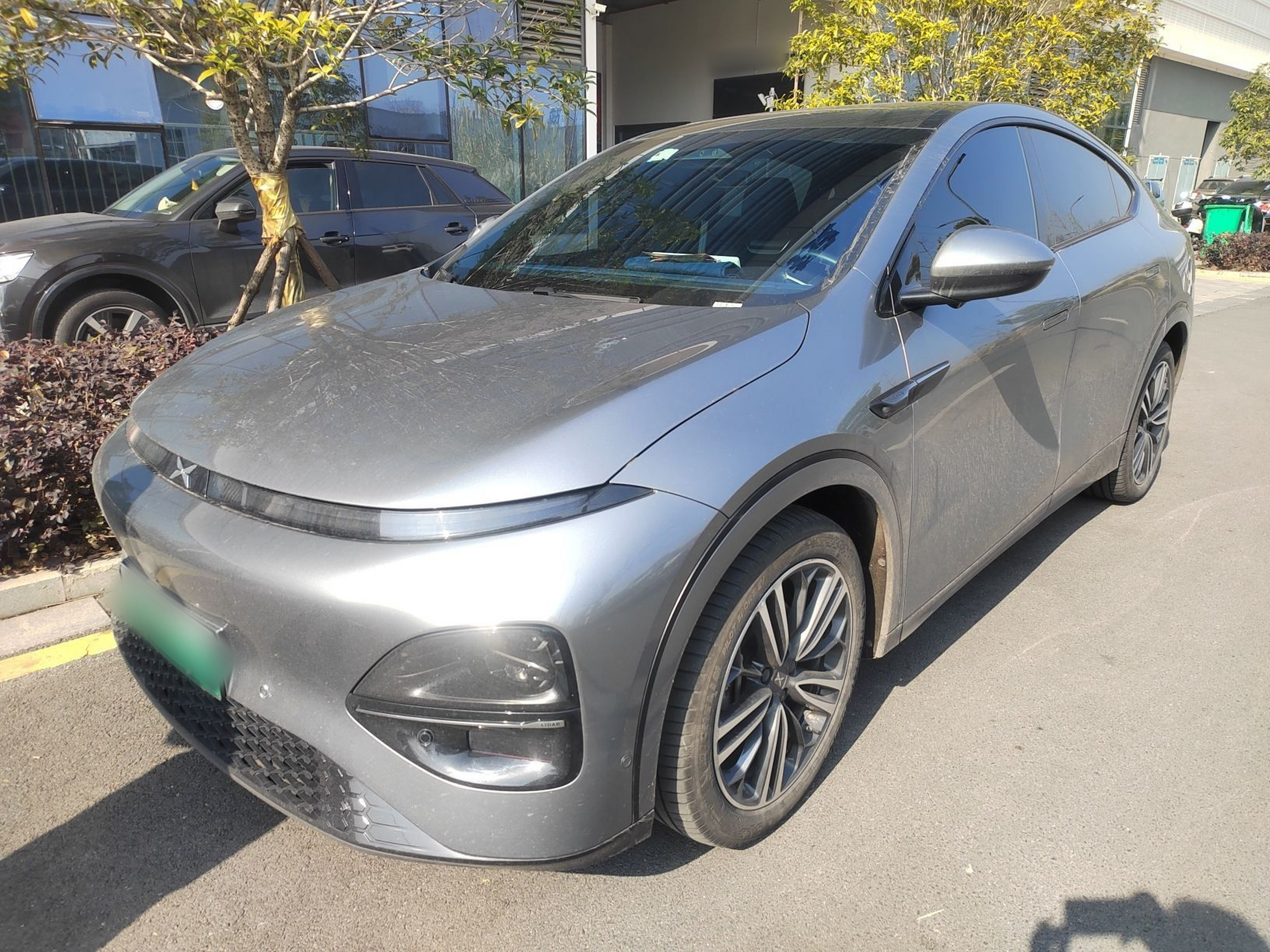 Под передней частью автомобиля