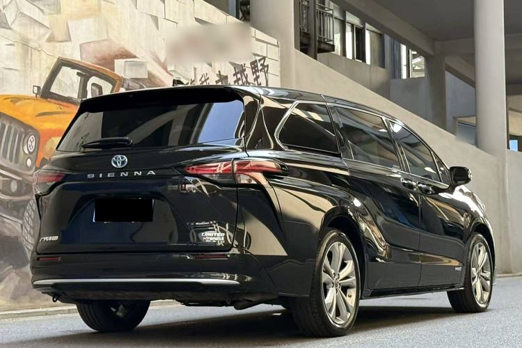 Used Toyota Sienna 2023 2.5L Hybrid Deluxe Edition
