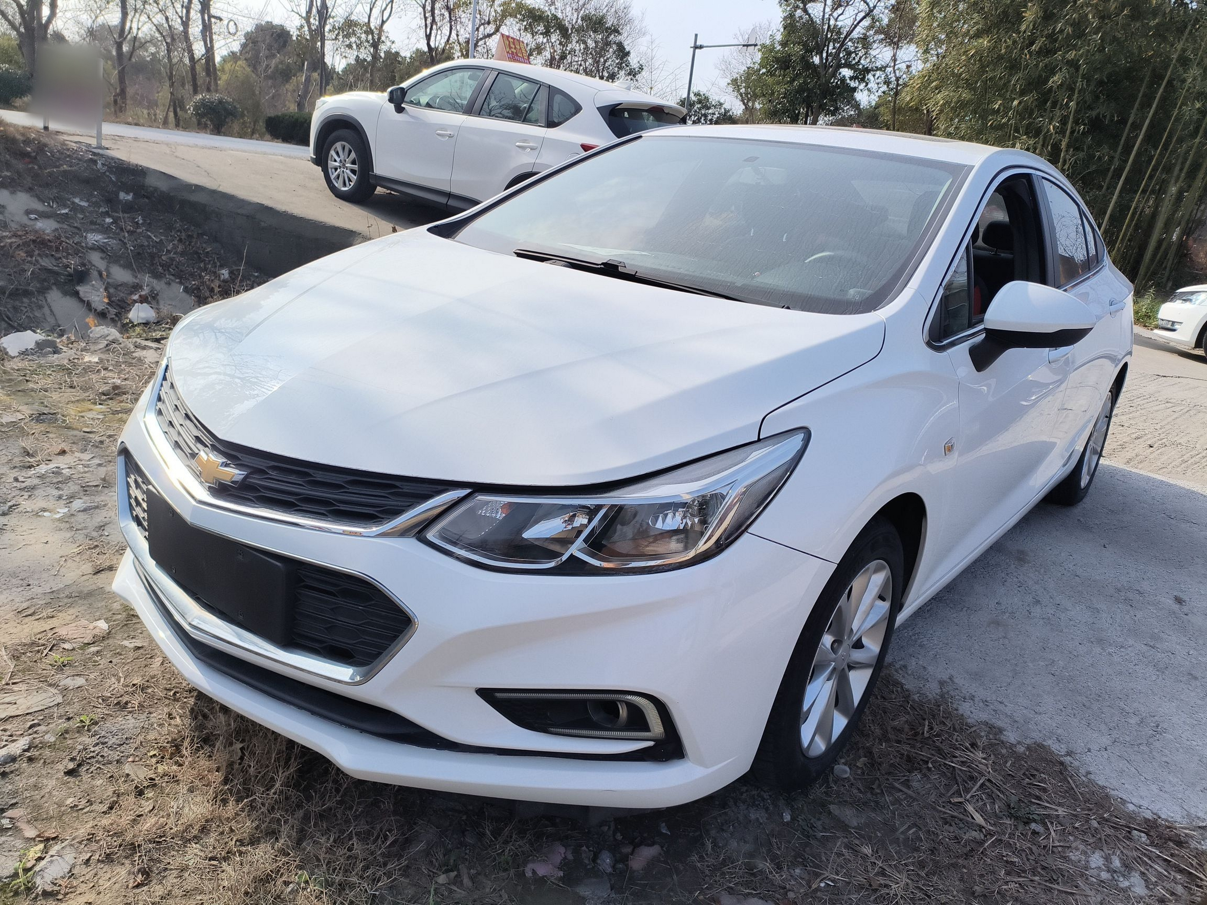 Под передней частью автомобиля