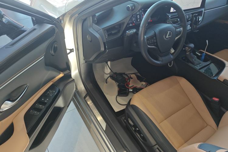 Used Lexus ES 2023 200 Excellence Edition
